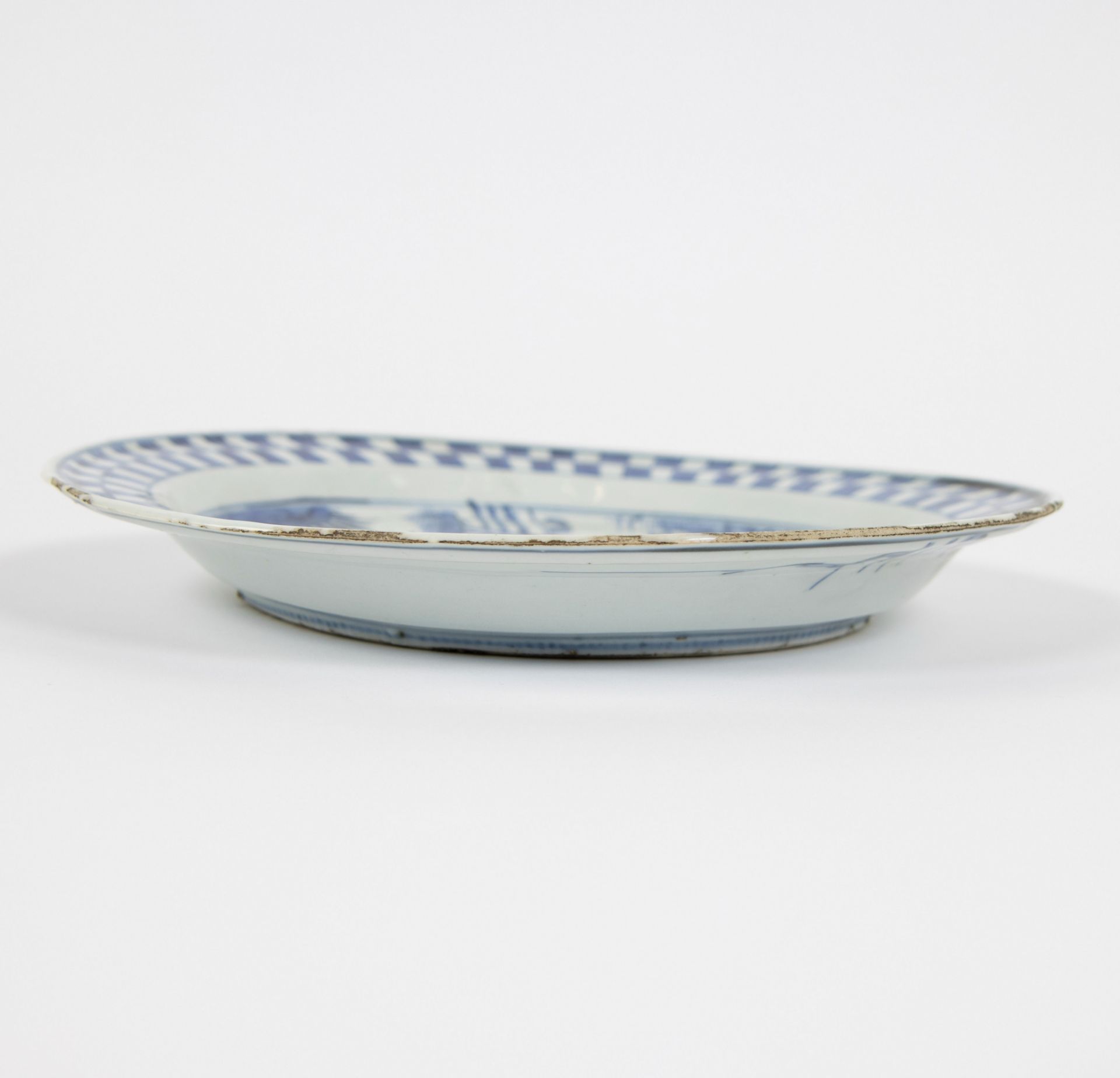 Chinese plate MING dynasty, ca 1625-1630, porcelain decorated in underglaze cobalt blue. - Bild 5 aus 9