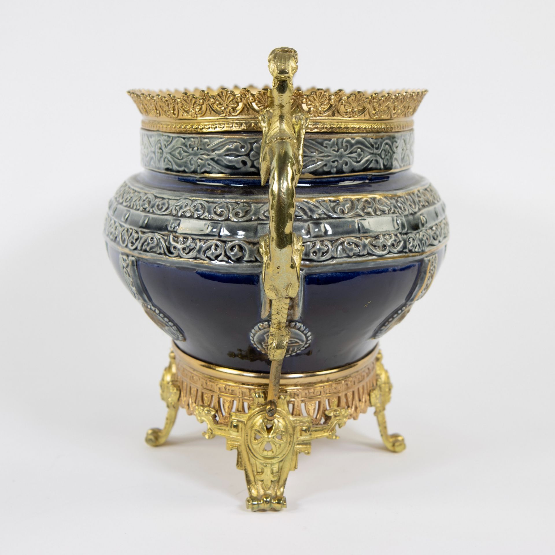 Exceptional and rare polychrome jardinière with gold-plated fittings and handles shaped as dragons.  - Bild 2 aus 6