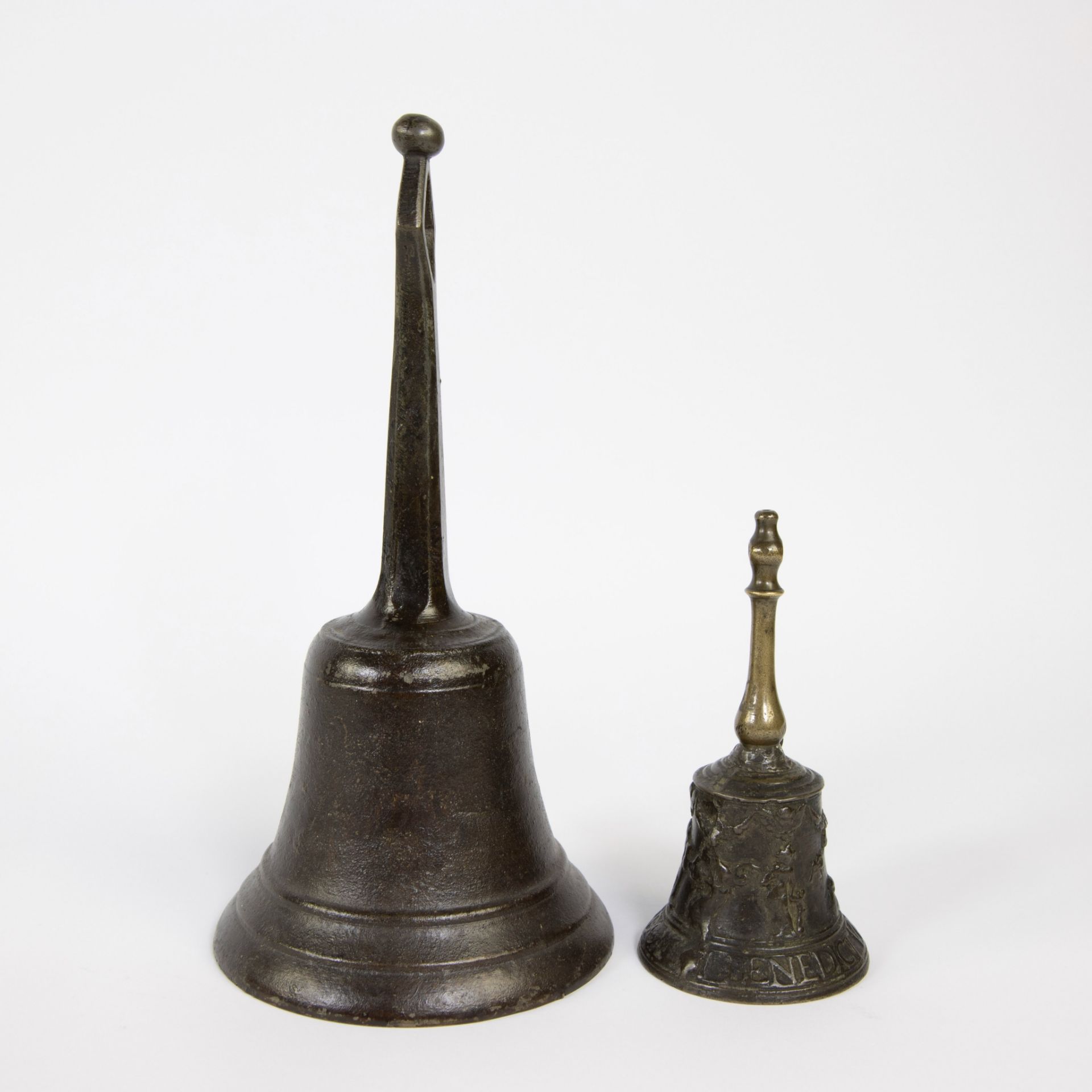 Large bronze bell and small bell dated 1556 - Bild 2 aus 5