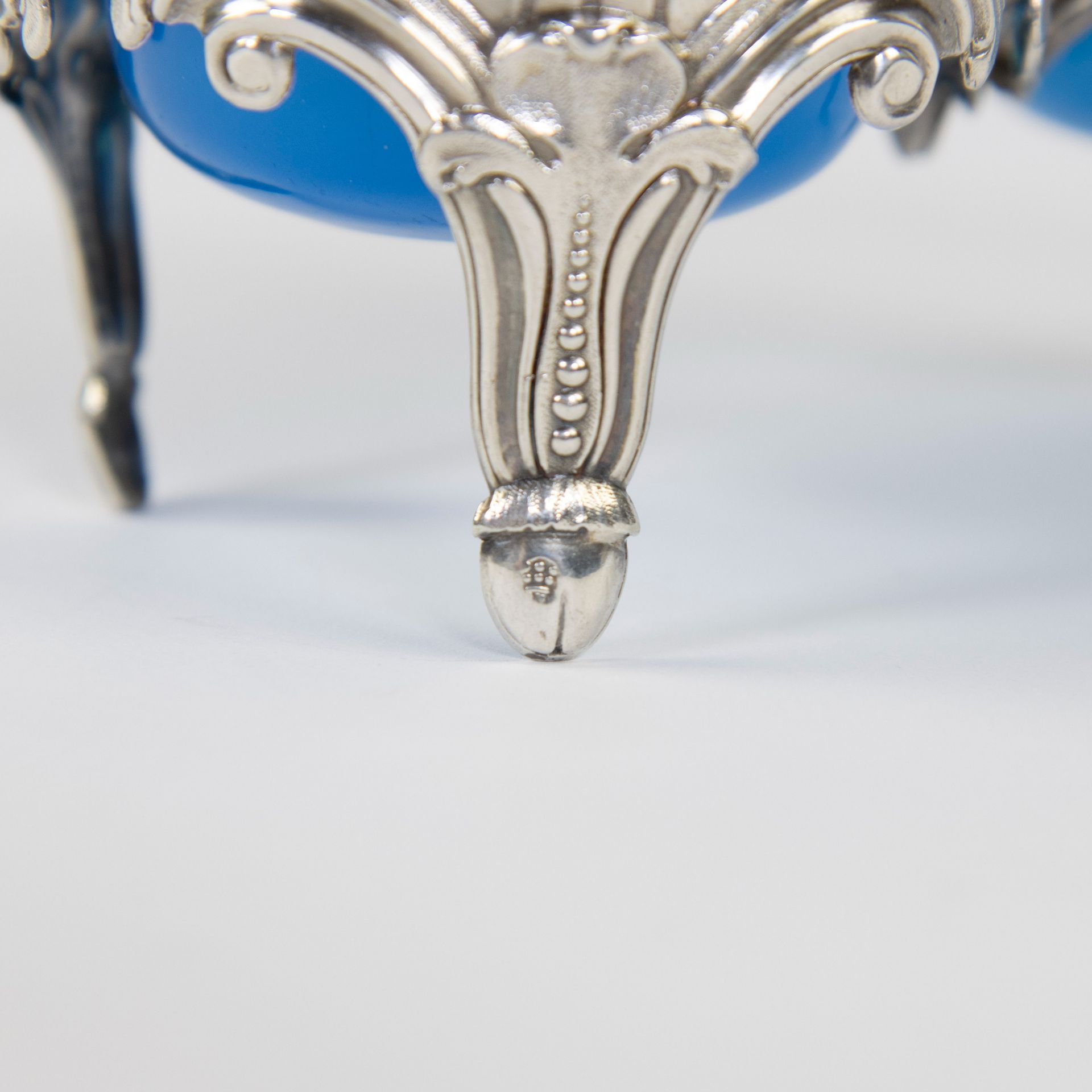 Silver salt cellar with light blue glass compartments, Mons, 18th century - Image 6 of 6