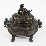 Chinese bronze perfume burner with dragons and mythical creatures, Qing, 18e eeuw