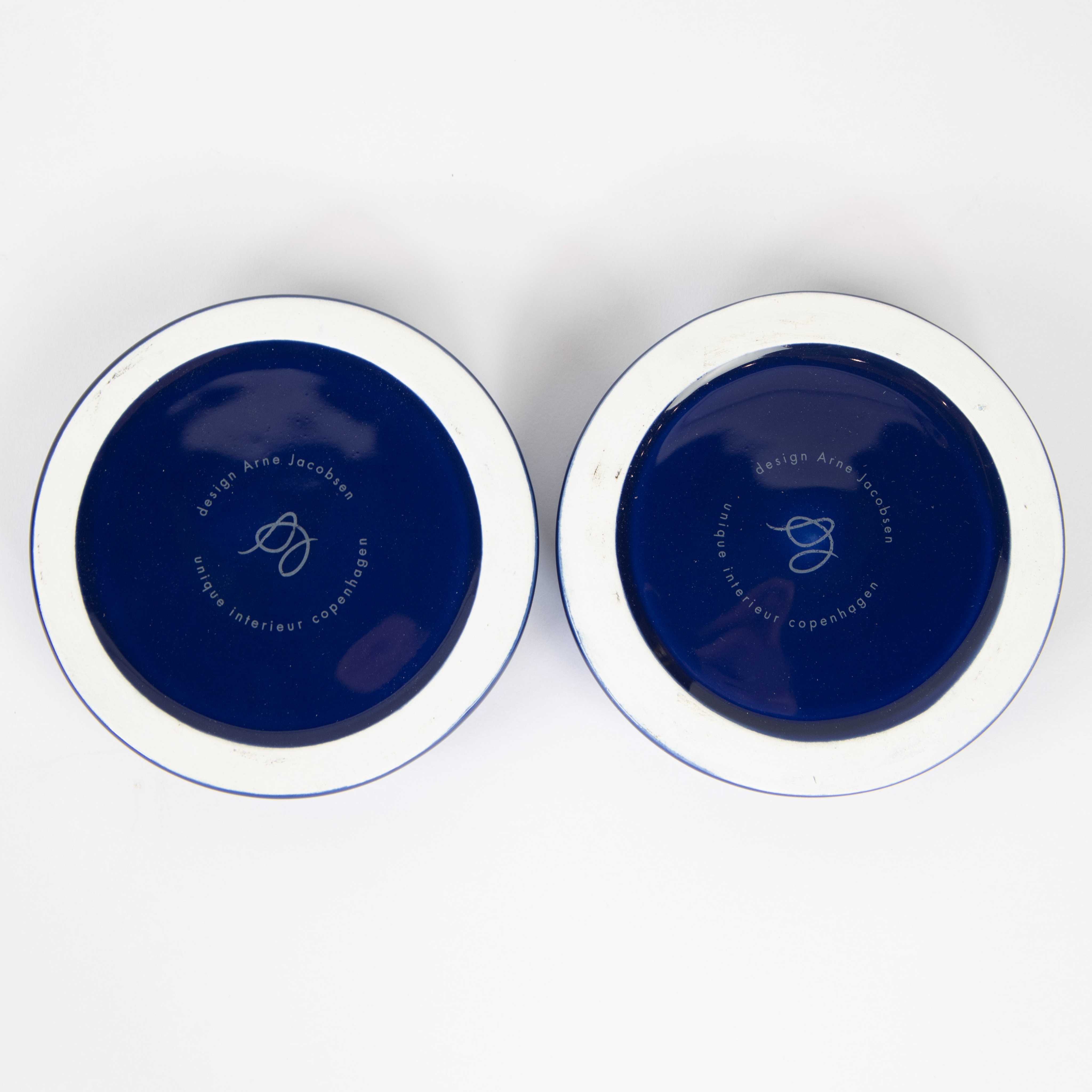 Arne JACOBSEN (1902-1971) Royal Dish blauw (2) in original box. Limited edition Unique Interieur Cop - Image 3 of 3