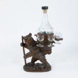 Finely sculpted bear as presentation tray with bottle and glasses, Zwitserland Brienz, Mid-Century