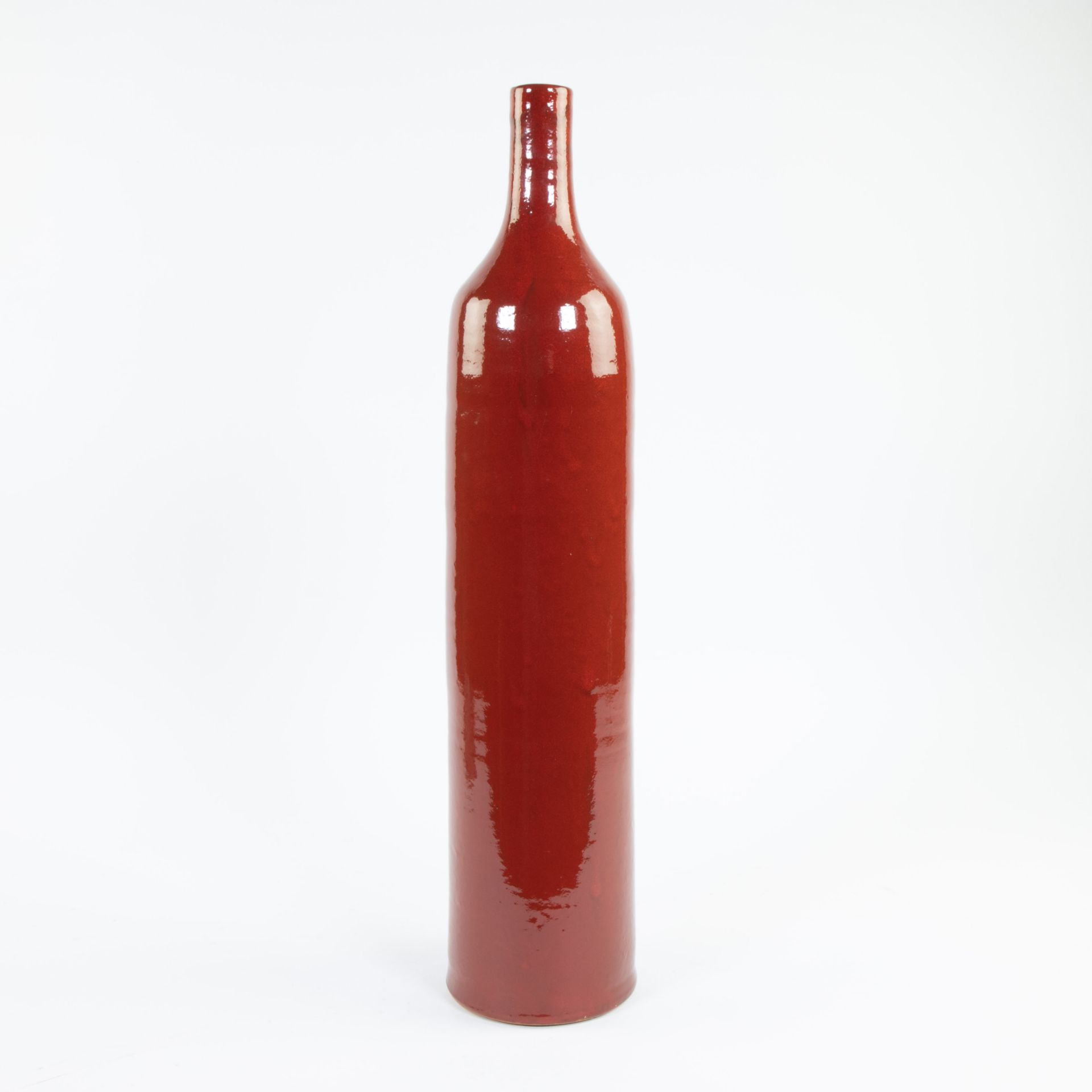 Tall tightly stylised red glazed ceramic vase - Image 4 of 5