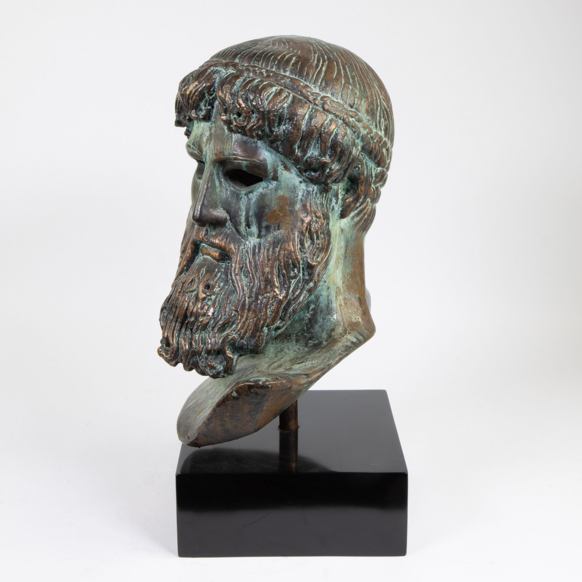 Green patinated head of Poseidon by E. Philippakis, signed, museum edition, galvanoplasty - Image 2 of 6