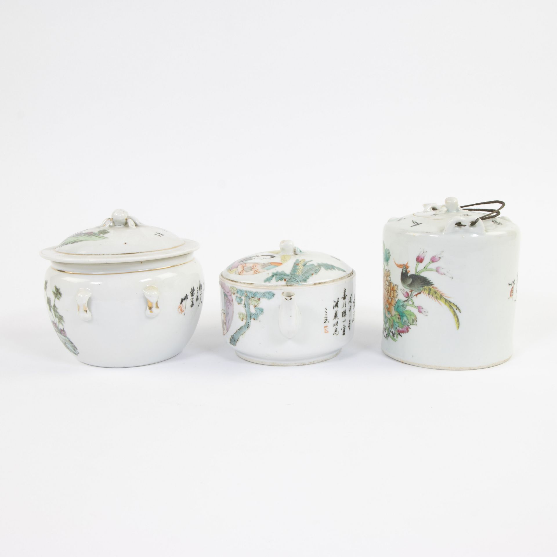 Collection of Chinese porcelain: 2 teapots and lidded bowl - Image 2 of 7