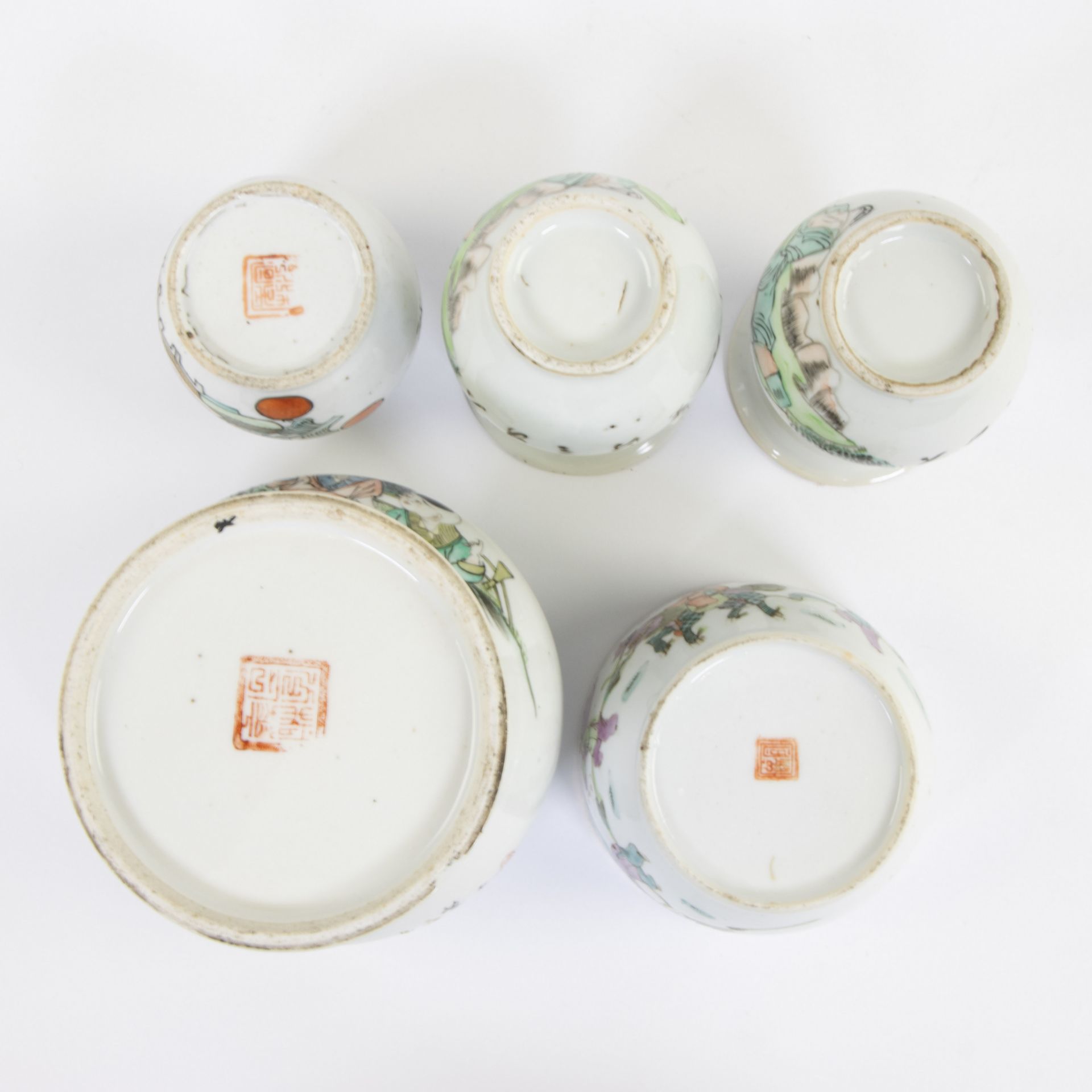 Collection of Chinese porcelain, 3 vases and 2 lidded vases - Image 7 of 7