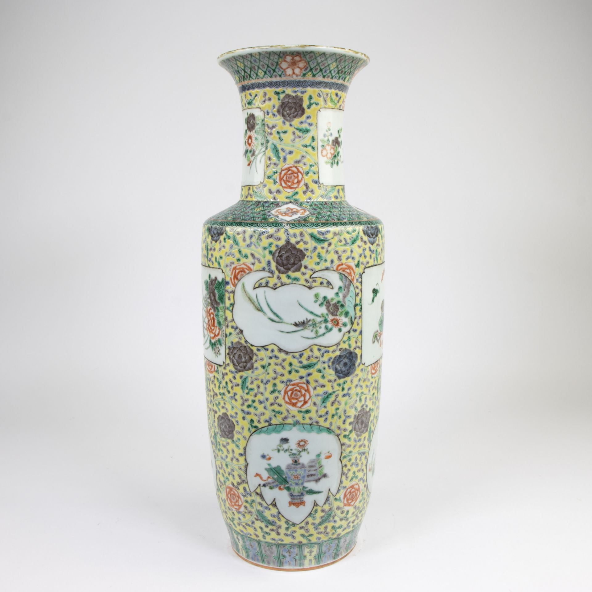 Famille verte rouleau vase with decor of valuables, birds and flowers - Bild 4 aus 6