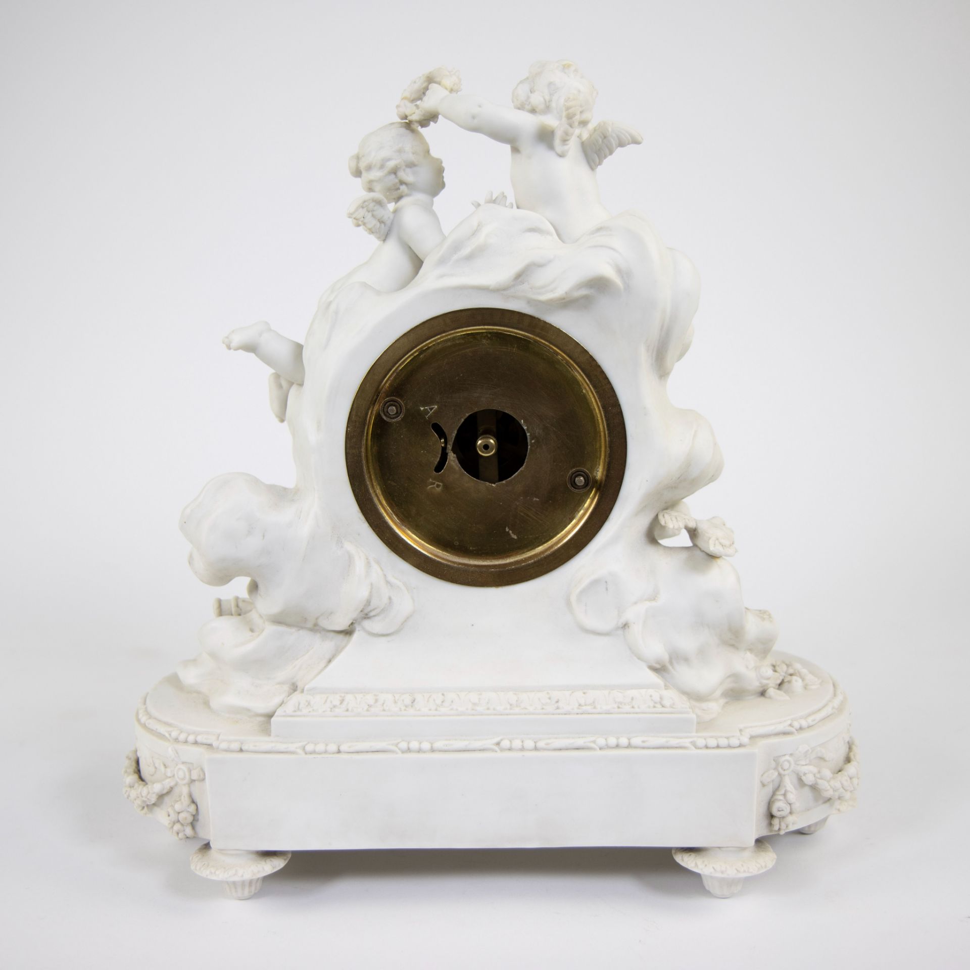 Biscuit mantel clock with cherubs style Louis XVI, stamped at the bottom. - Bild 3 aus 5
