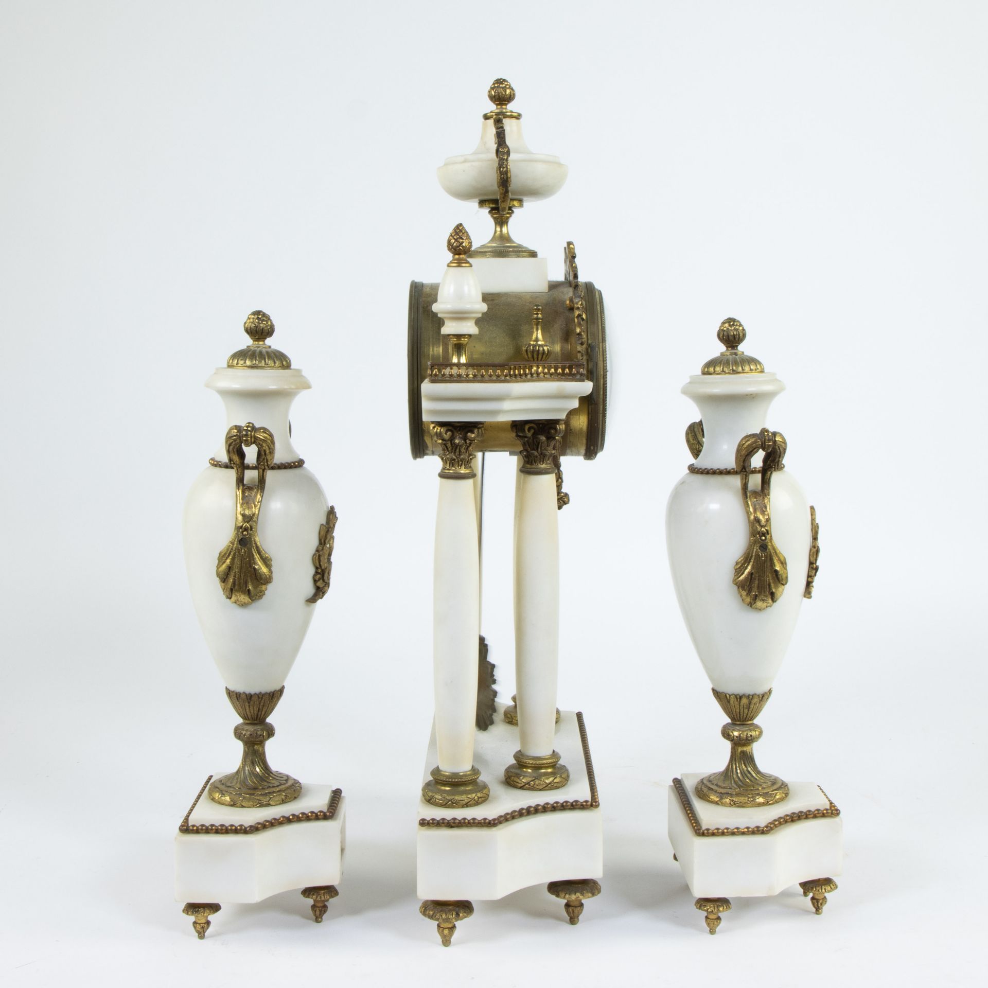 Three-part neoclassical garniture in bronze and white marble, consisting of a pair of cassolettes an - Image 4 of 4