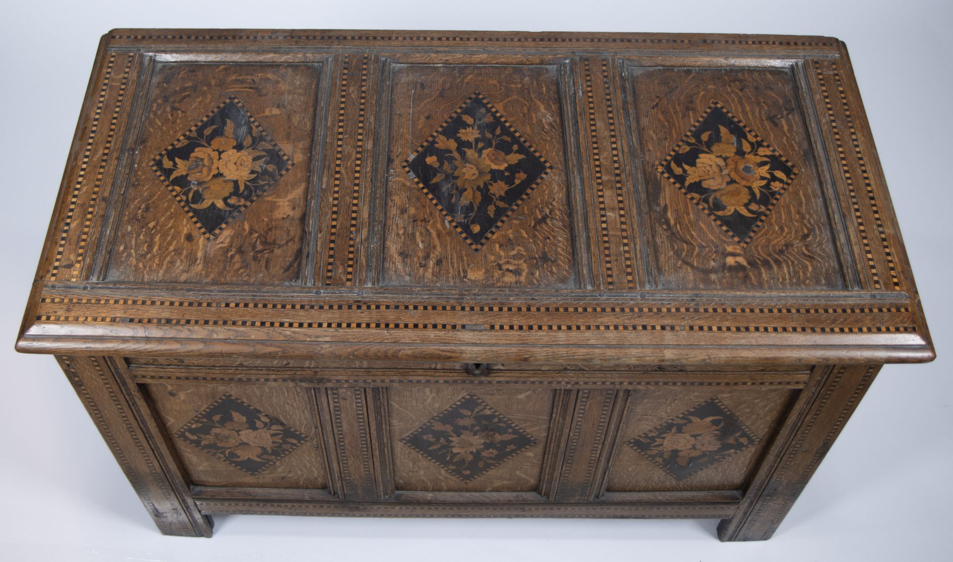18th-century oak blanket chest with floral inlay and geometric block pattern - Image 2 of 4