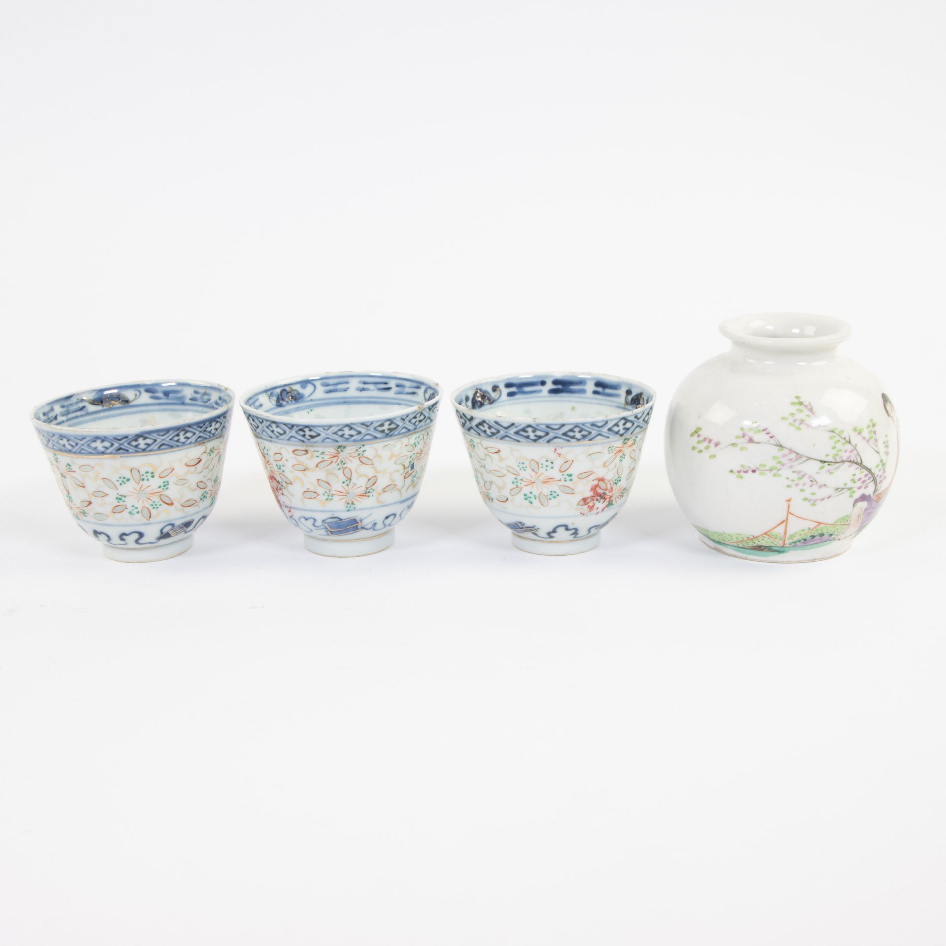 Collection of Chinese porcelain: plates, bowls and vase - Image 9 of 10