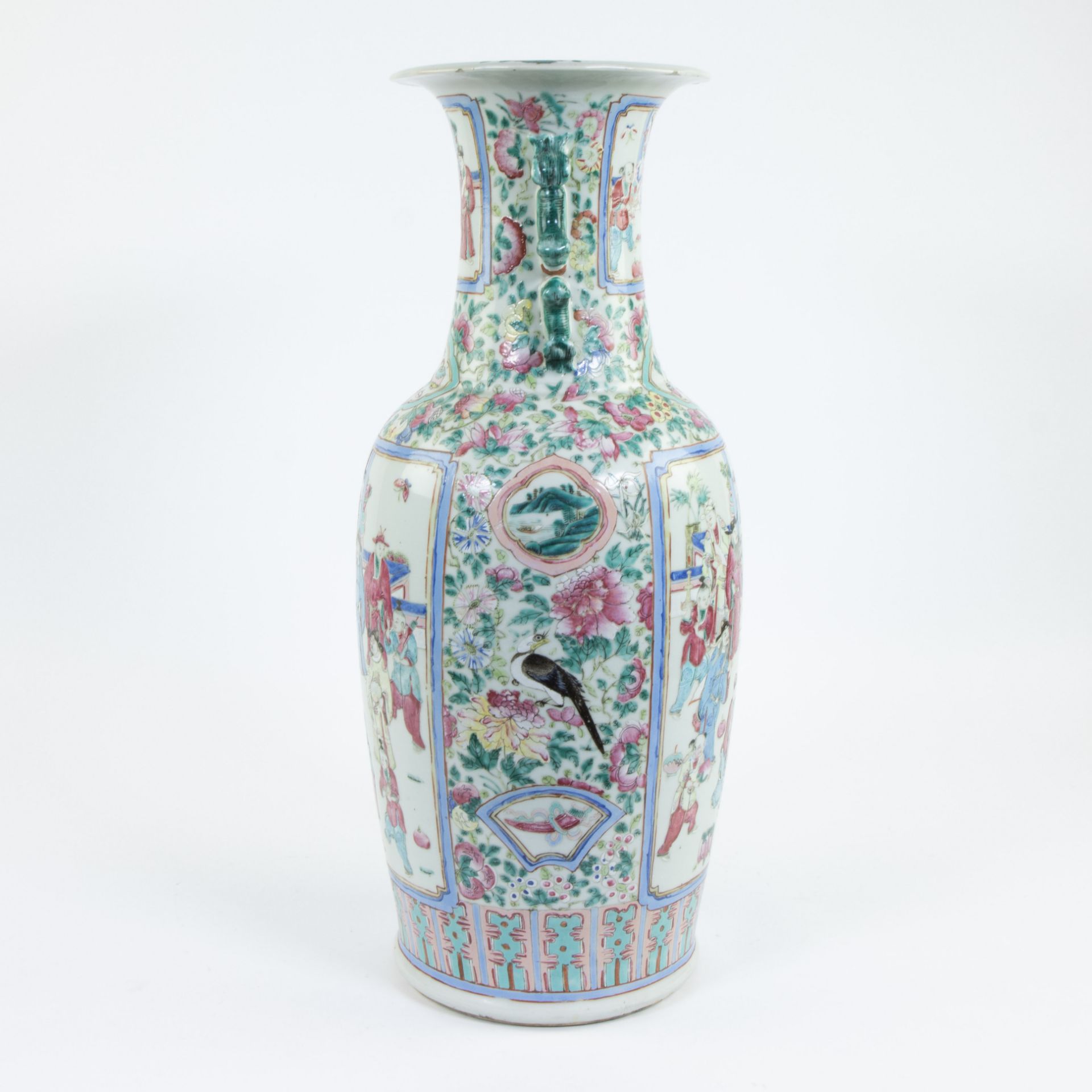 Chinese baluster vase famille rose with decoration of dignitaries, children, flowers and birds, 19th - Bild 4 aus 7