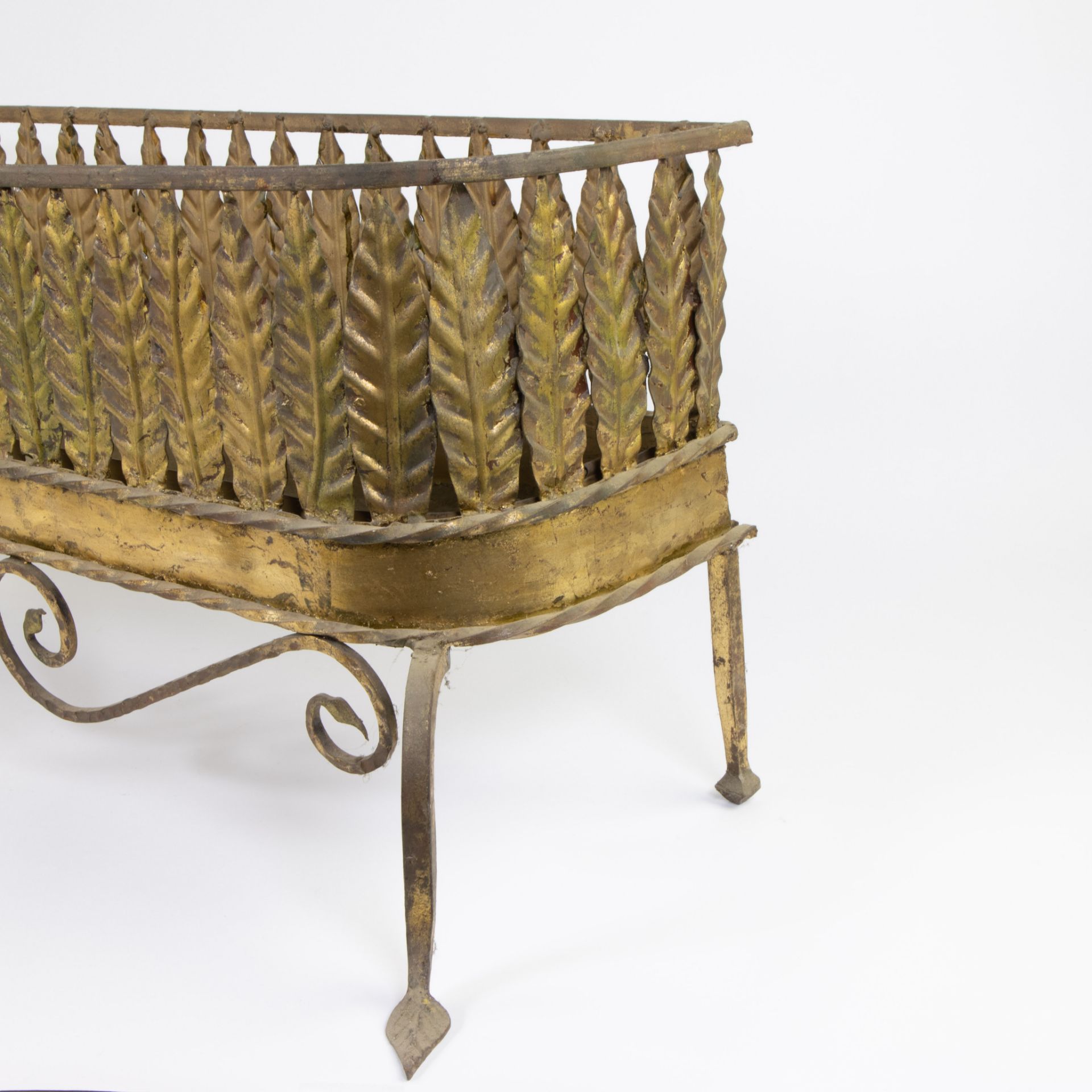 Mid-century jardiniere in gilt brass, decorated with leaves - Bild 2 aus 4