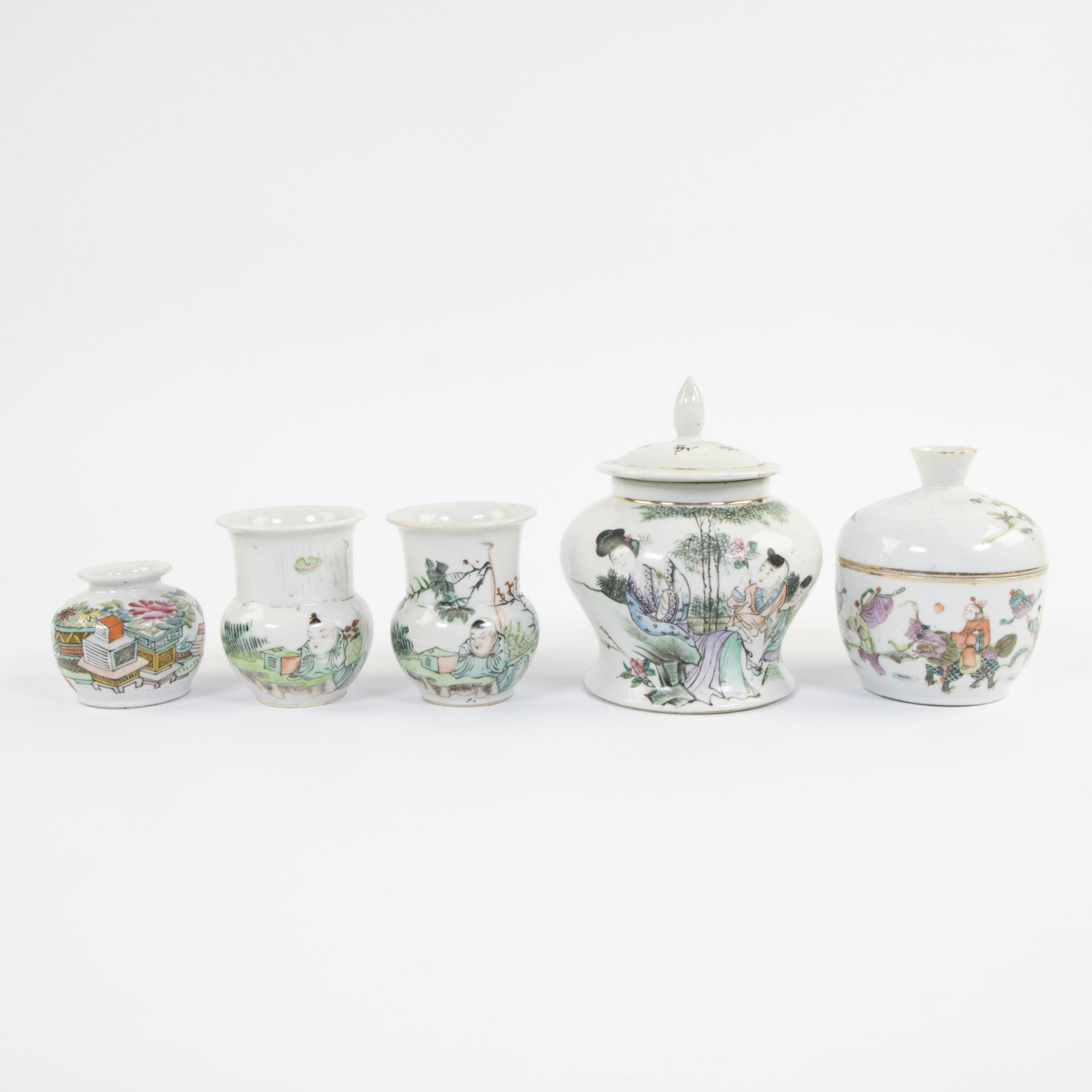 Collection of Chinese porcelain, 3 vases and 2 lidded vases