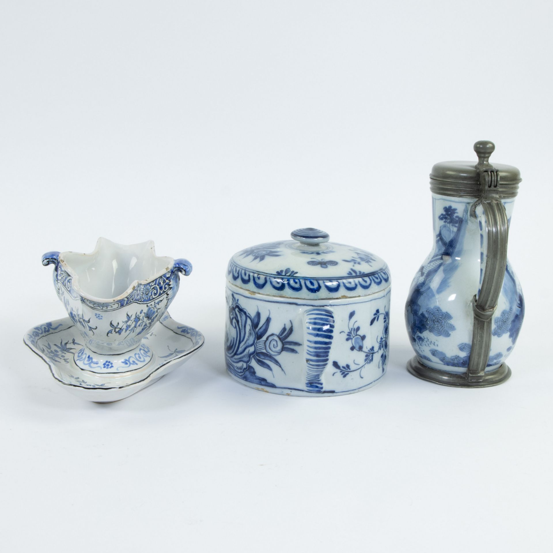 Lot Delft butter pot 18th century, jug circa 1700 and sauce bowl Lille 18th century - Image 4 of 5