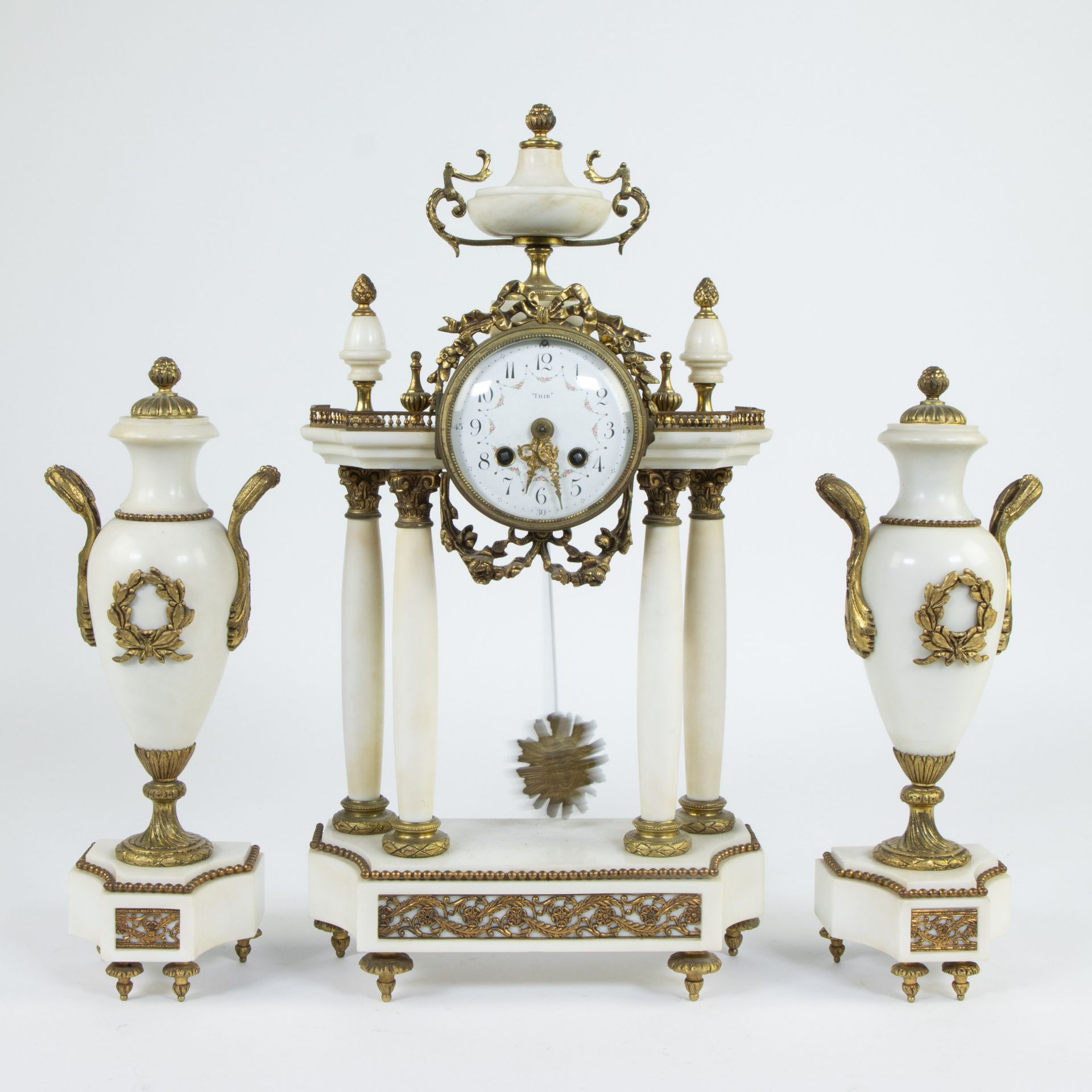 Three-part neoclassical garniture in bronze and white marble, consisting of a pair of cassolettes an