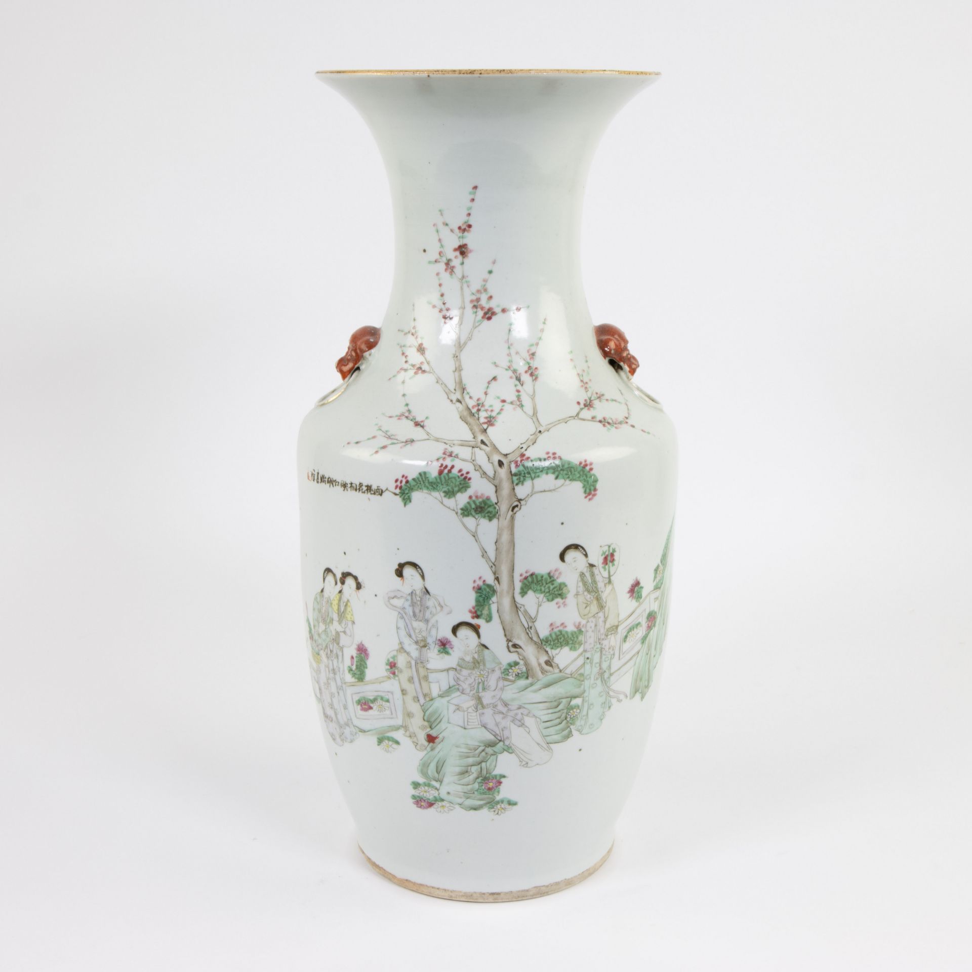 Chinese vase famille rose with red Pho dogs, 19th century