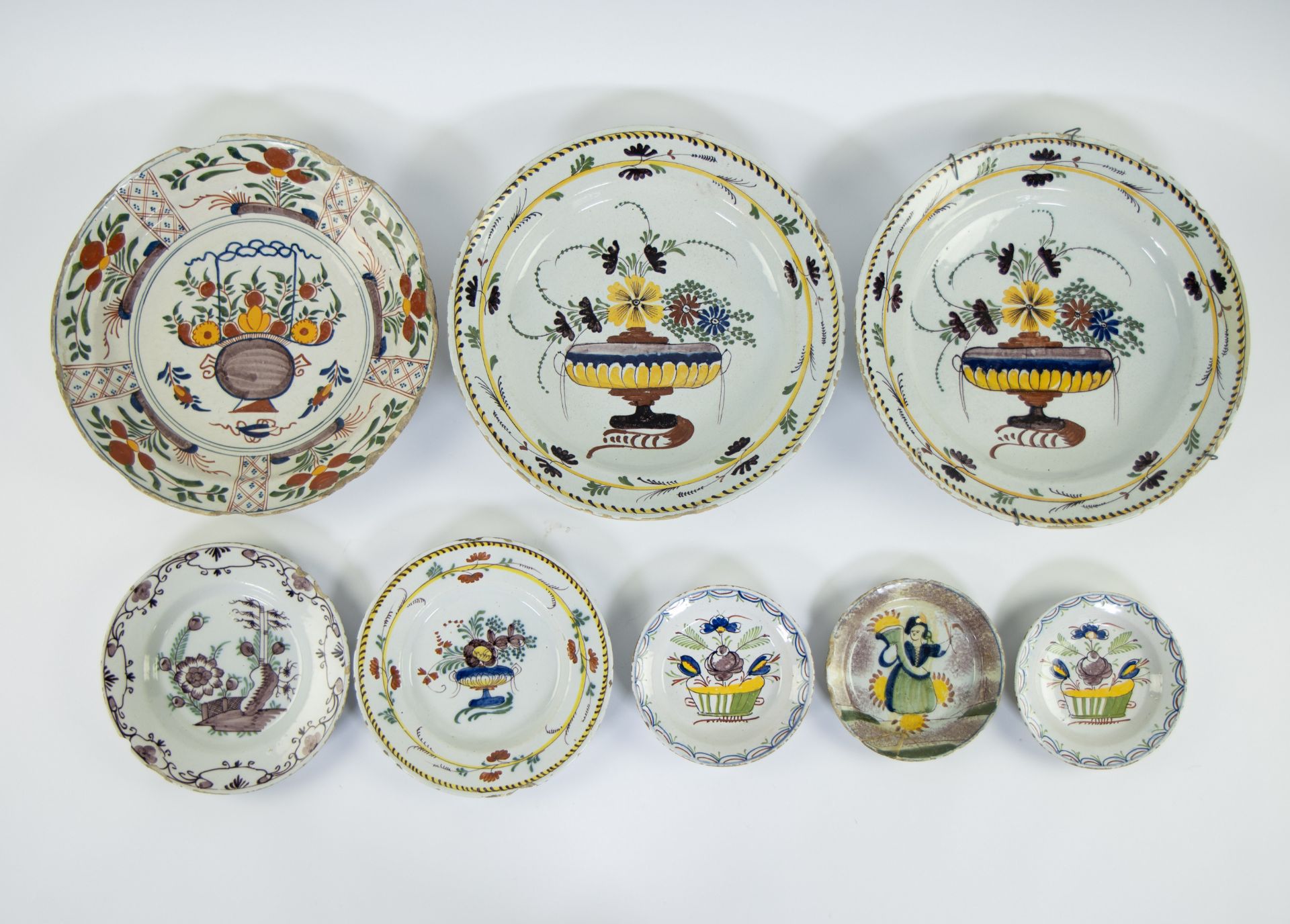 8 polychrome Delft plates, 18th century