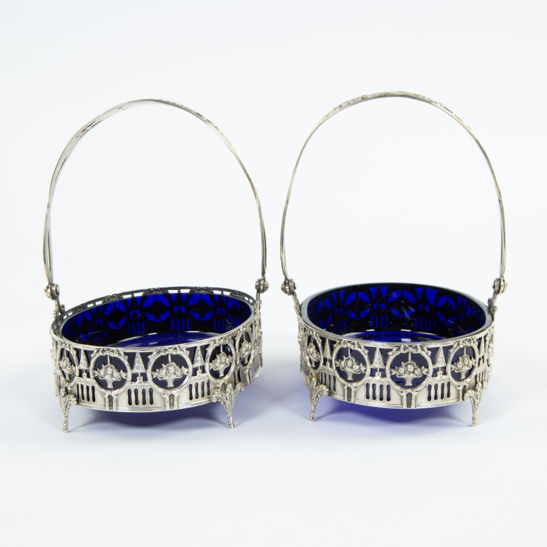 2 solid silver salt baskets beautifully ornamented in Louis XVI style with blue glasses - Bild 4 aus 4