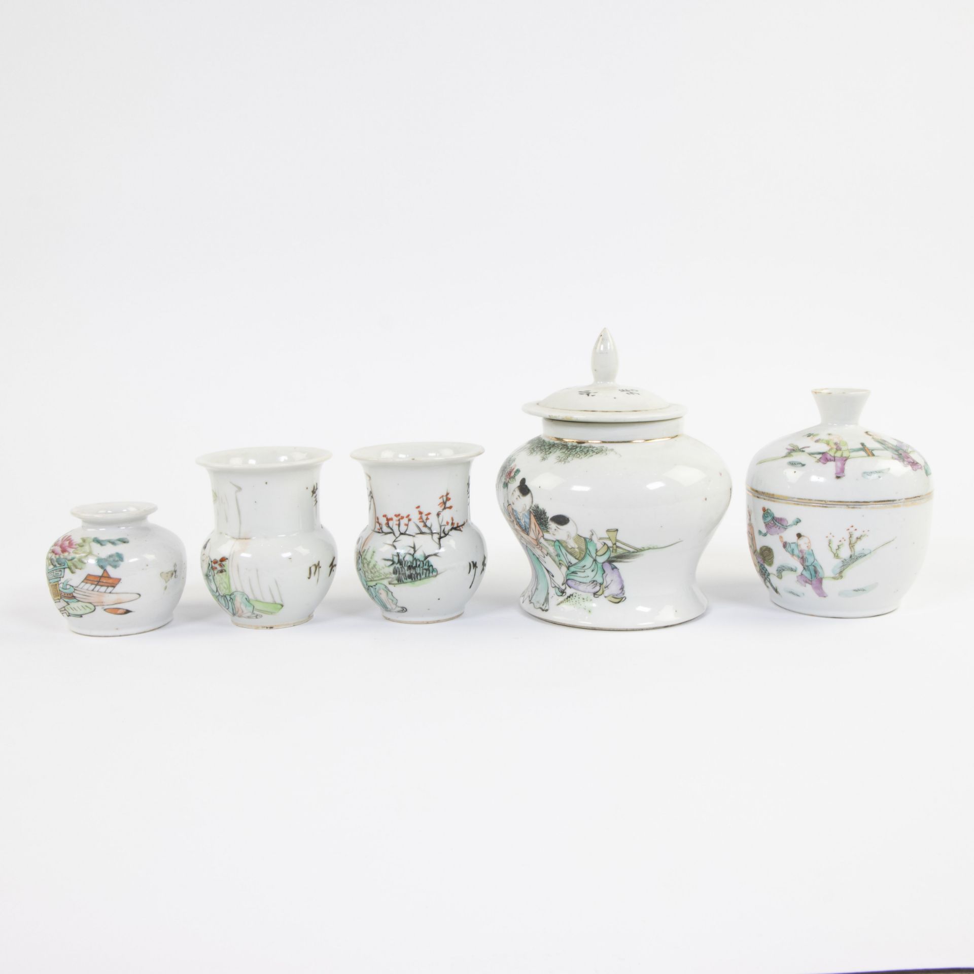 Collection of Chinese porcelain, 3 vases and 2 lidded vases - Image 2 of 7
