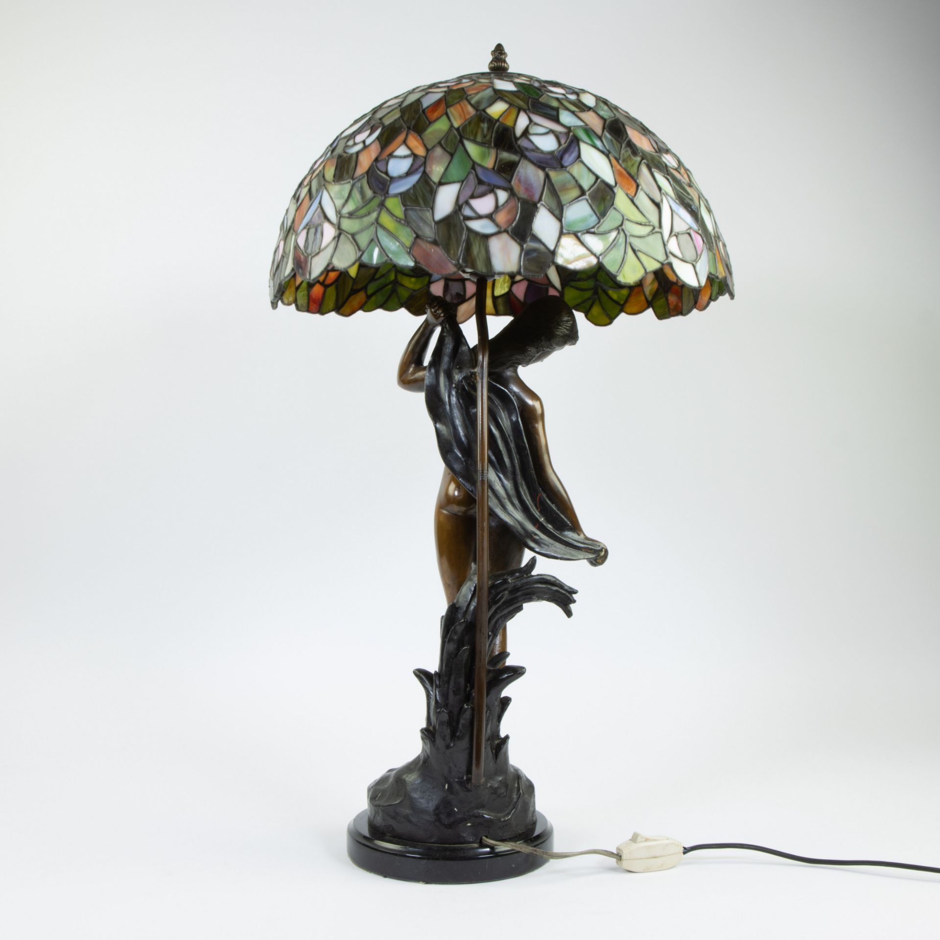 Beautiful classic Tiffany-style lamp with its unusual base of a representation female nude in brown - Image 4 of 5