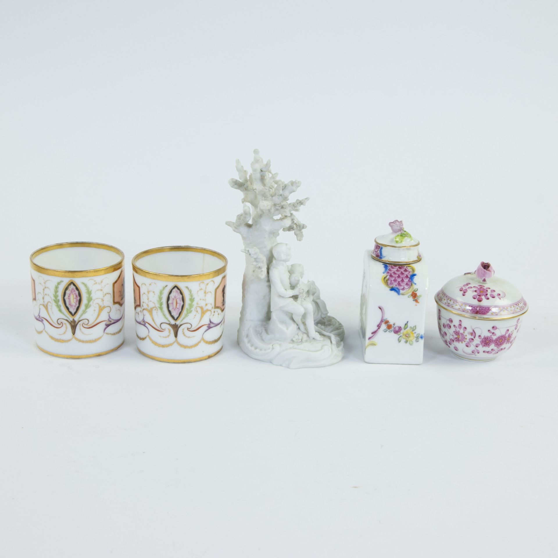 Collection of porcelain: 2 cups early 19th century Paris, tea caddy Meissen 18th century, pastoral g - Image 4 of 6