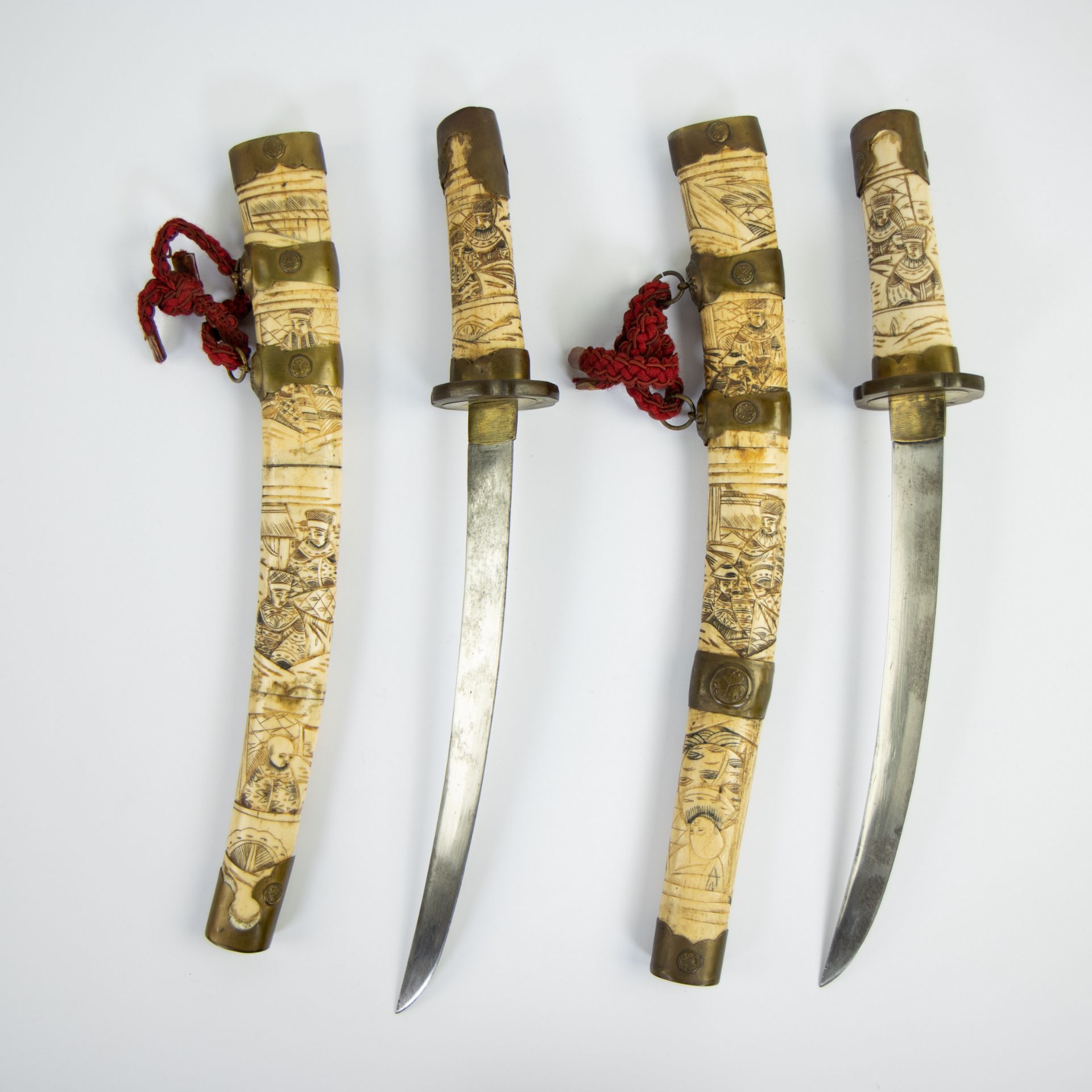 2 Japanese tanto knives with hilt and scabbard in finely sculpted bone, Meiji period - Image 2 of 2