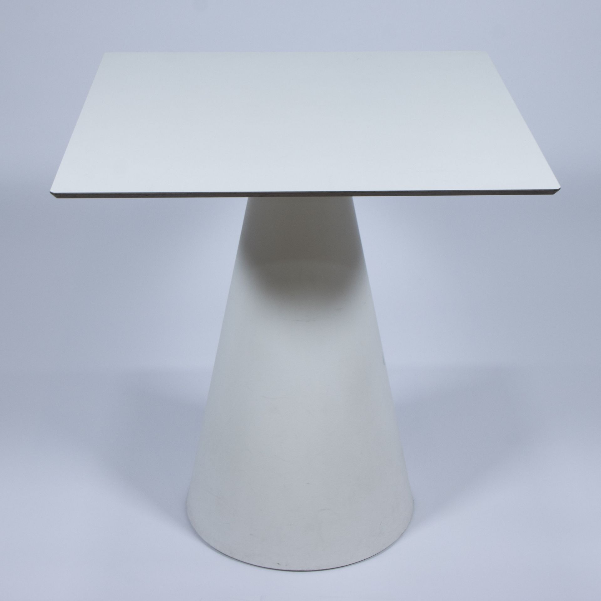 Lot of a white design outdoor table on conical base with 4 armchairs (2 x white and 2 x black) - Image 2 of 3