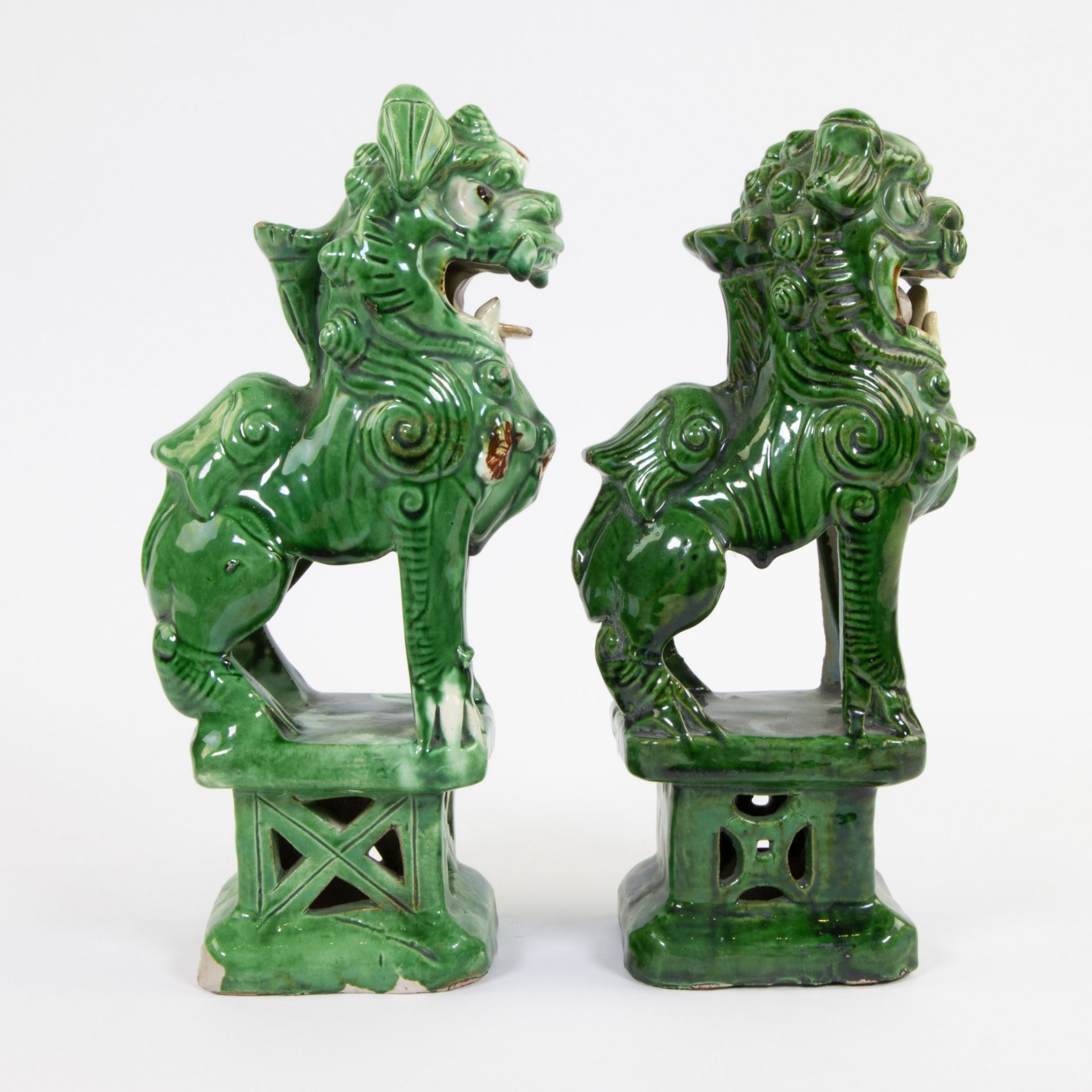 Collection of 2 green glazed ceramic Pho dogs - Image 4 of 5