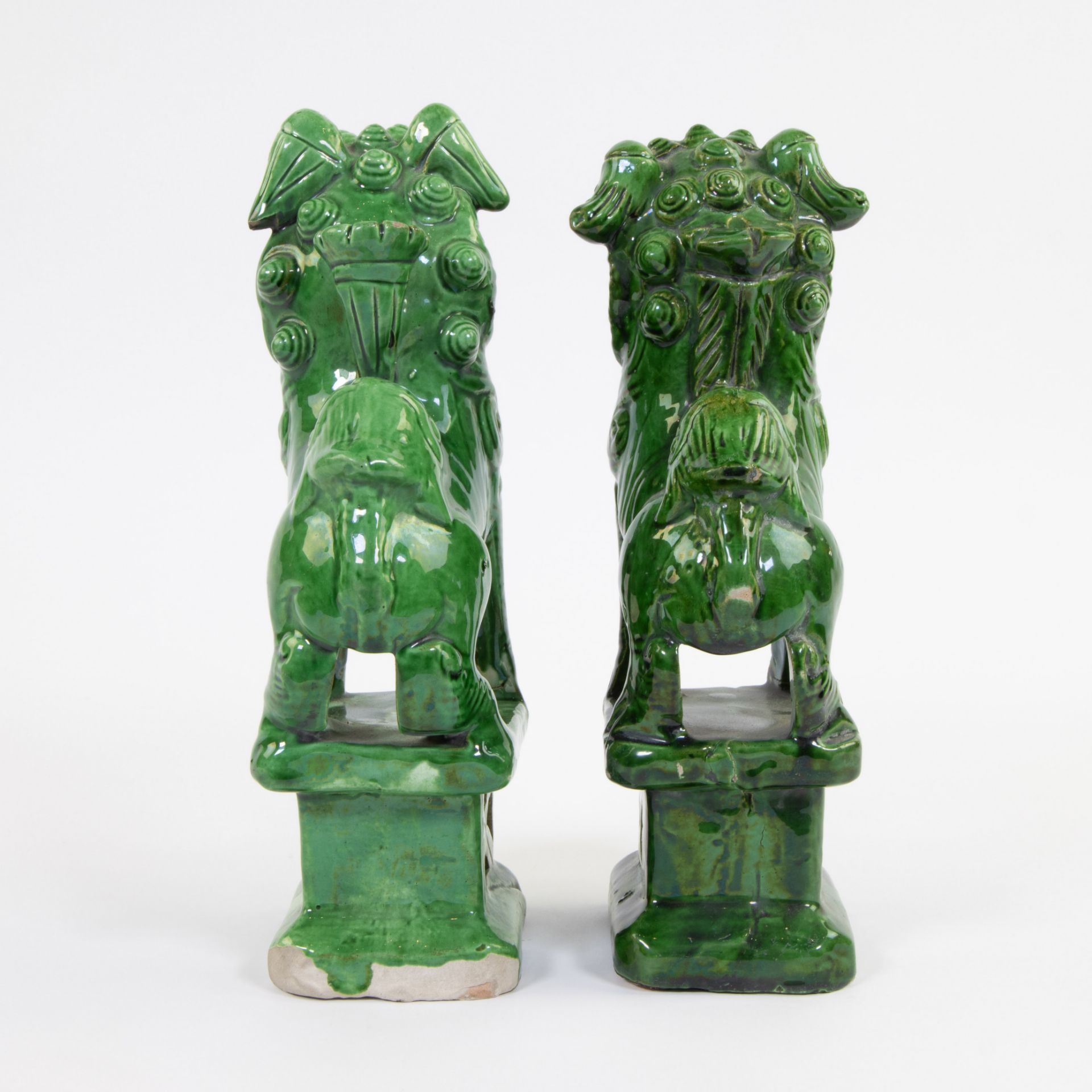 Collection of 2 green glazed ceramic Pho dogs - Image 3 of 5