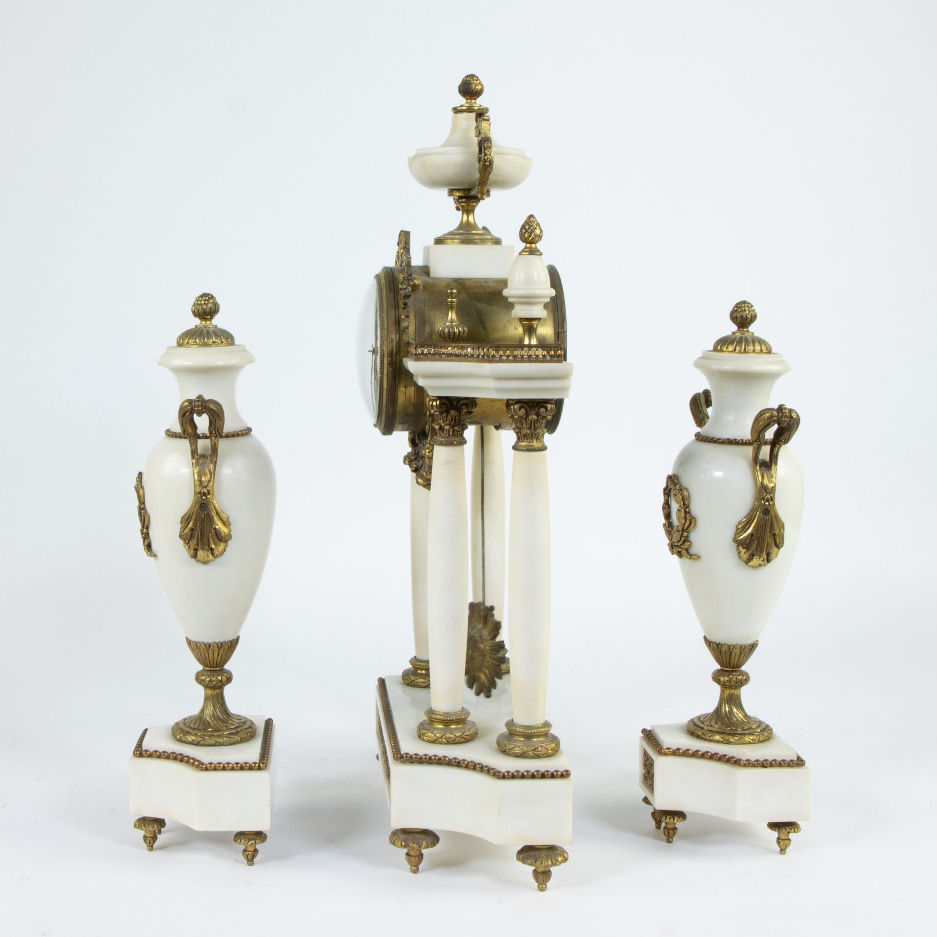 Three-part neoclassical garniture in bronze and white marble, consisting of a pair of cassolettes an - Image 2 of 4