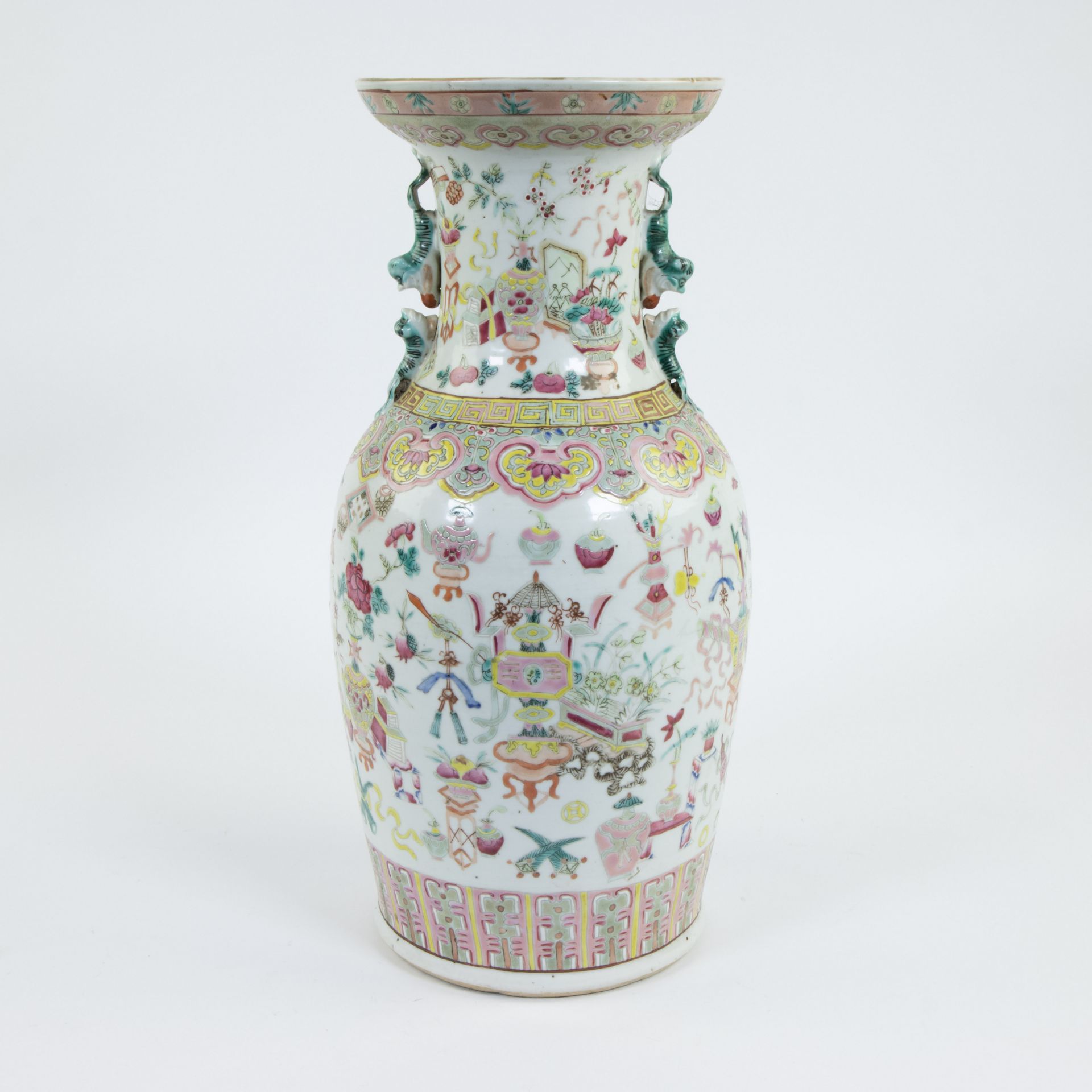 Chinese famille rose vase with decoration of valuables, 19th century - Image 3 of 6