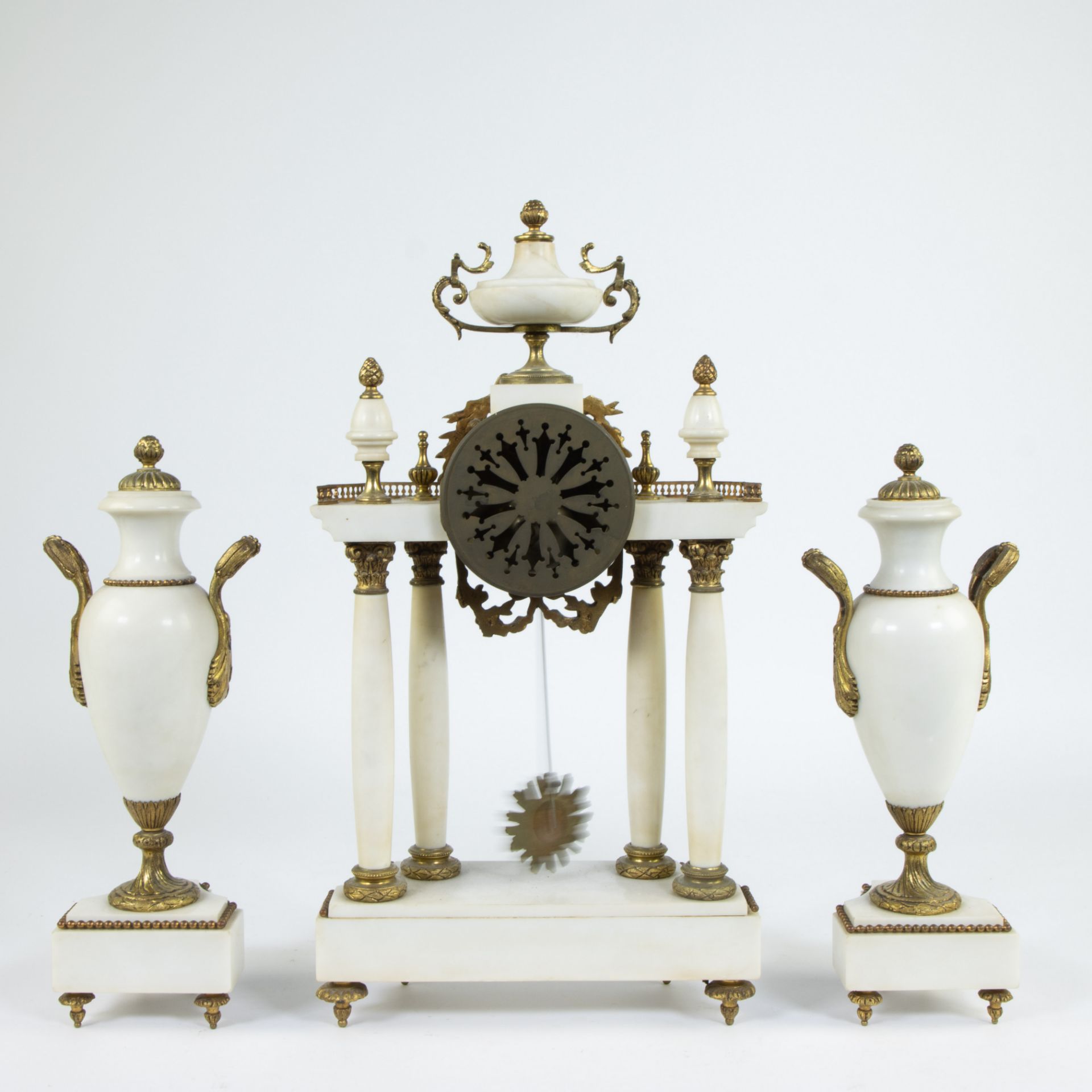 Three-part neoclassical garniture in bronze and white marble, consisting of a pair of cassolettes an - Image 3 of 4