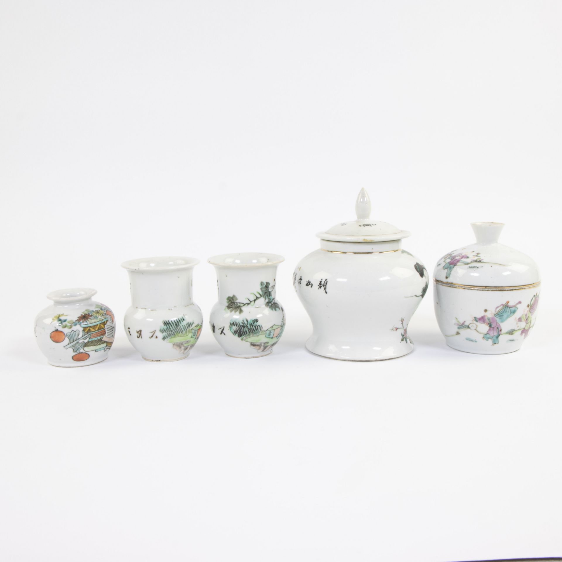 Collection of Chinese porcelain, 3 vases and 2 lidded vases - Image 4 of 7