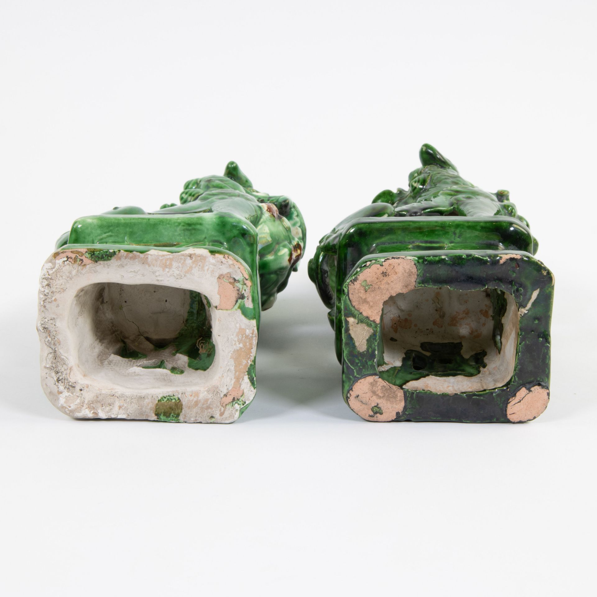 Collection of 2 green glazed ceramic Pho dogs - Image 5 of 5