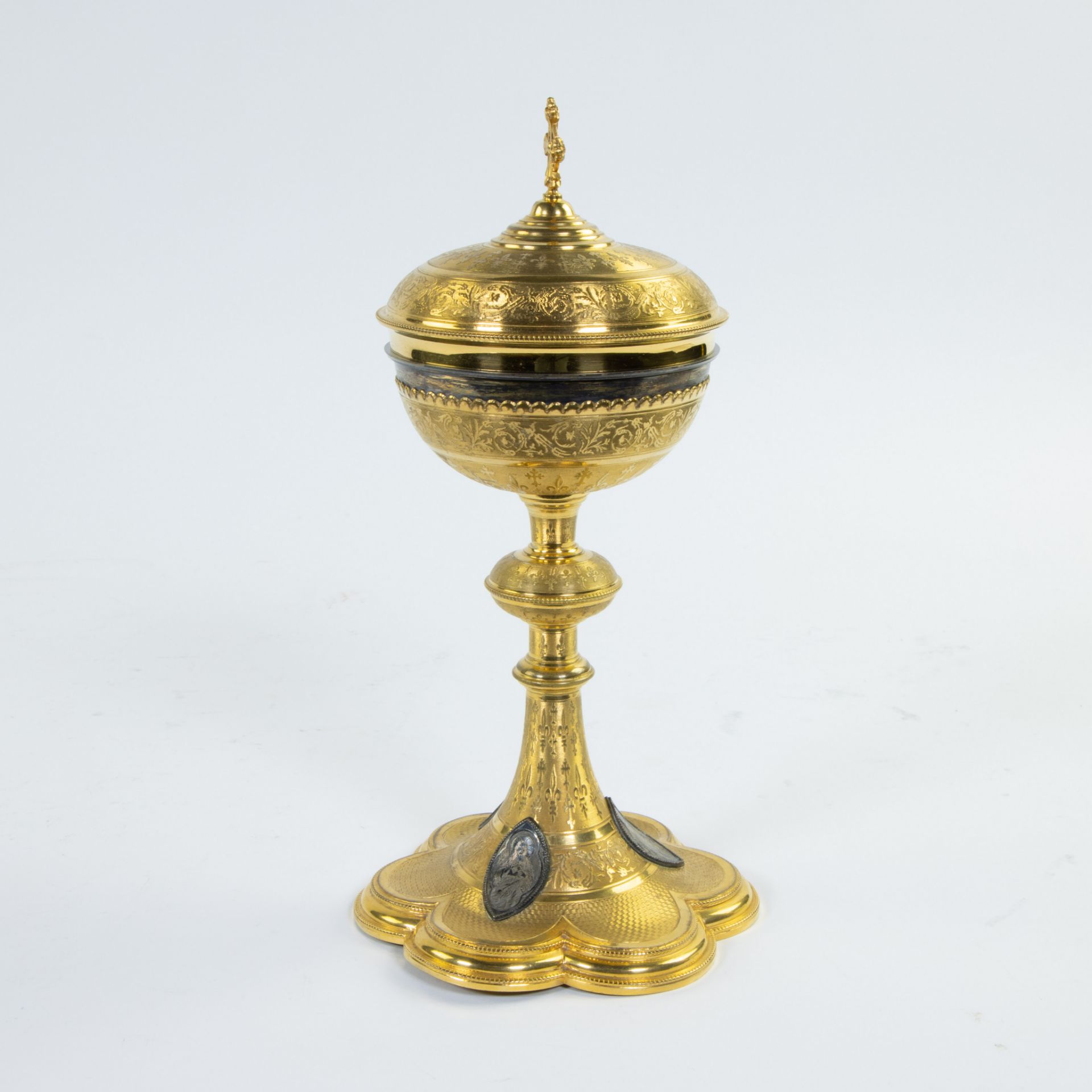 Neo-Gothic finely engraved chalice, base in gilt brass and chalice with vermeille and silver medalli - Image 5 of 12