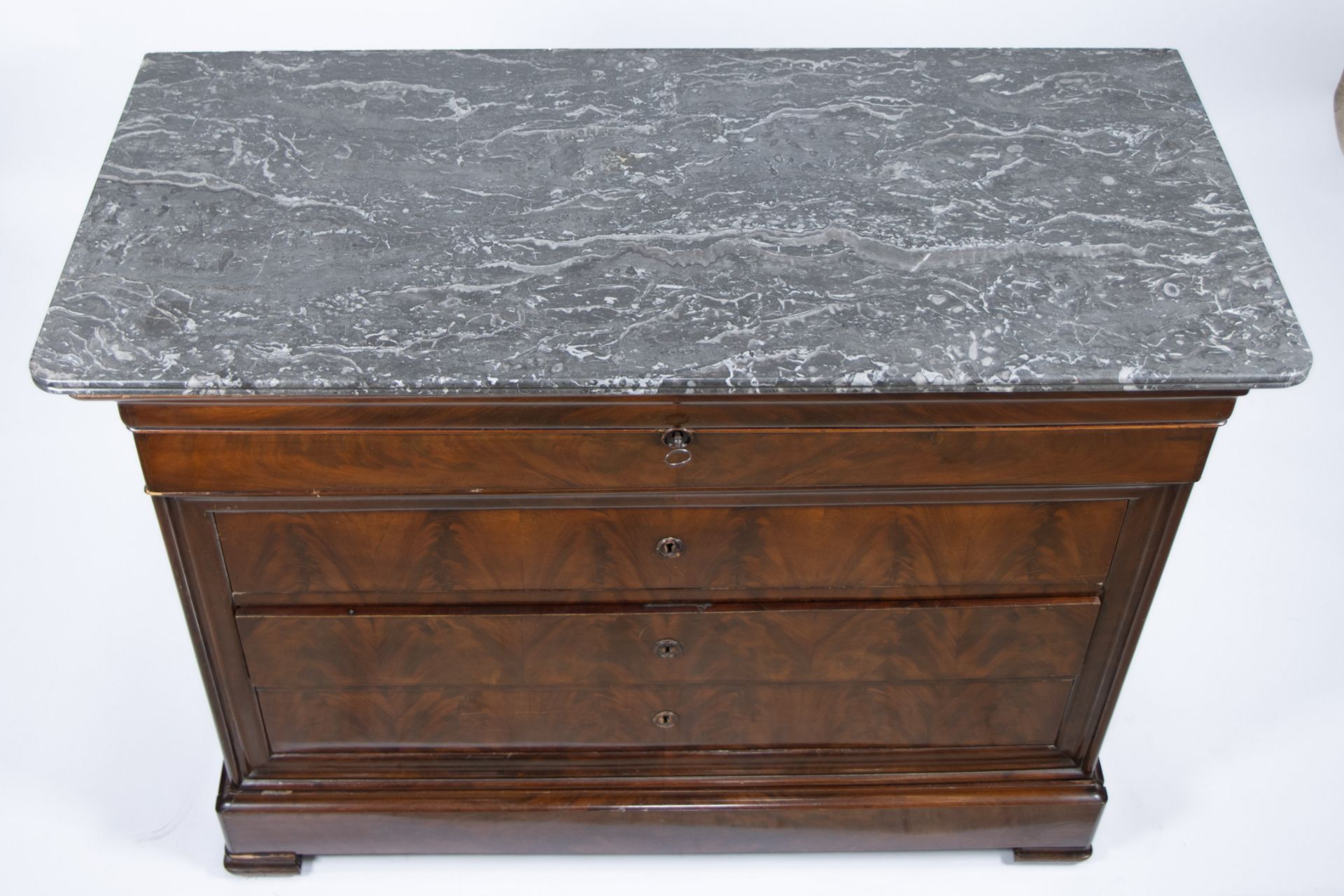 French chest of drawers with 4 drawers in mahogany and with grey-veined marble top - Image 2 of 2