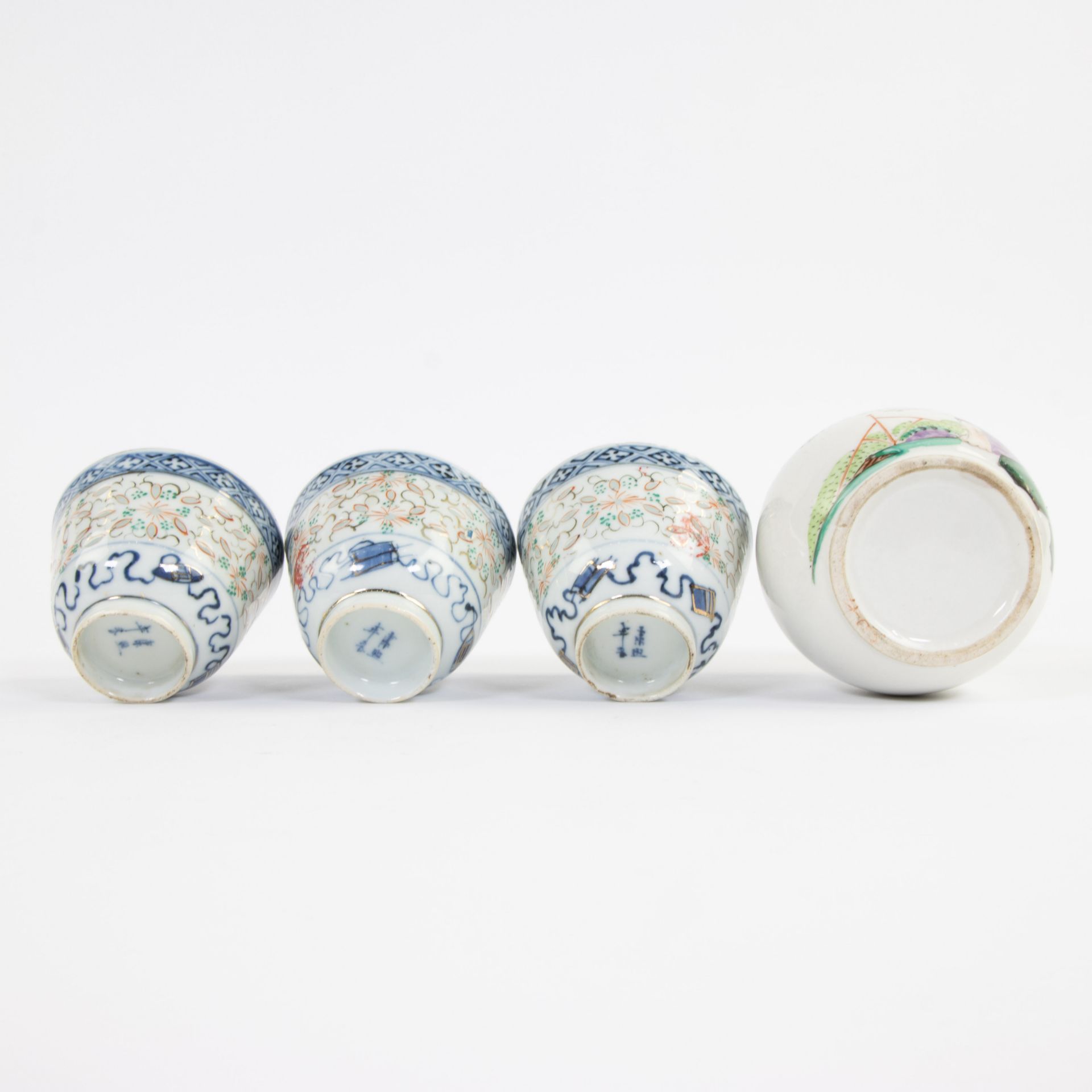 Collection of Chinese porcelain: plates, bowls and vase - Image 10 of 10