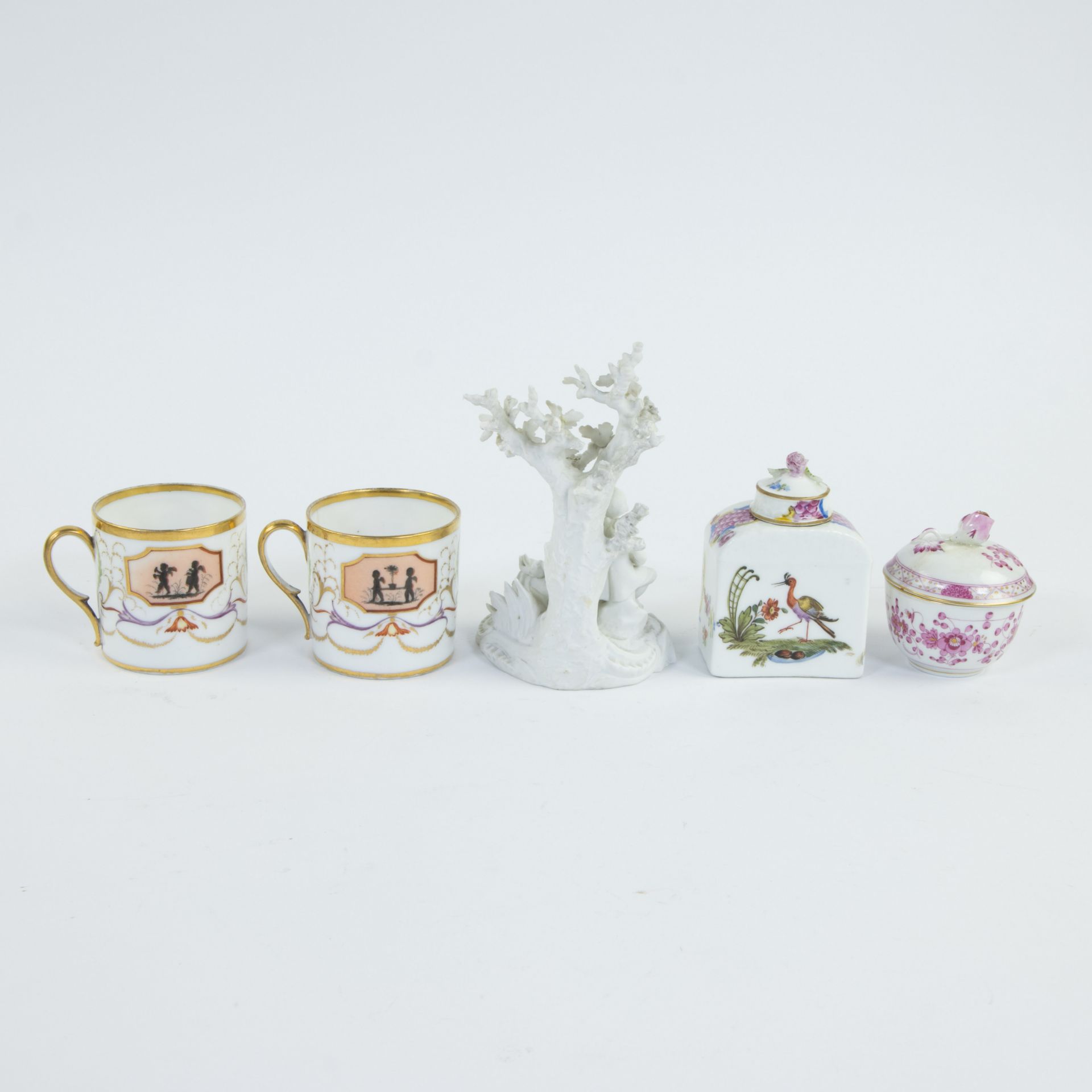 Collection of porcelain: 2 cups early 19th century Paris, tea caddy Meissen 18th century, pastoral g - Image 3 of 6