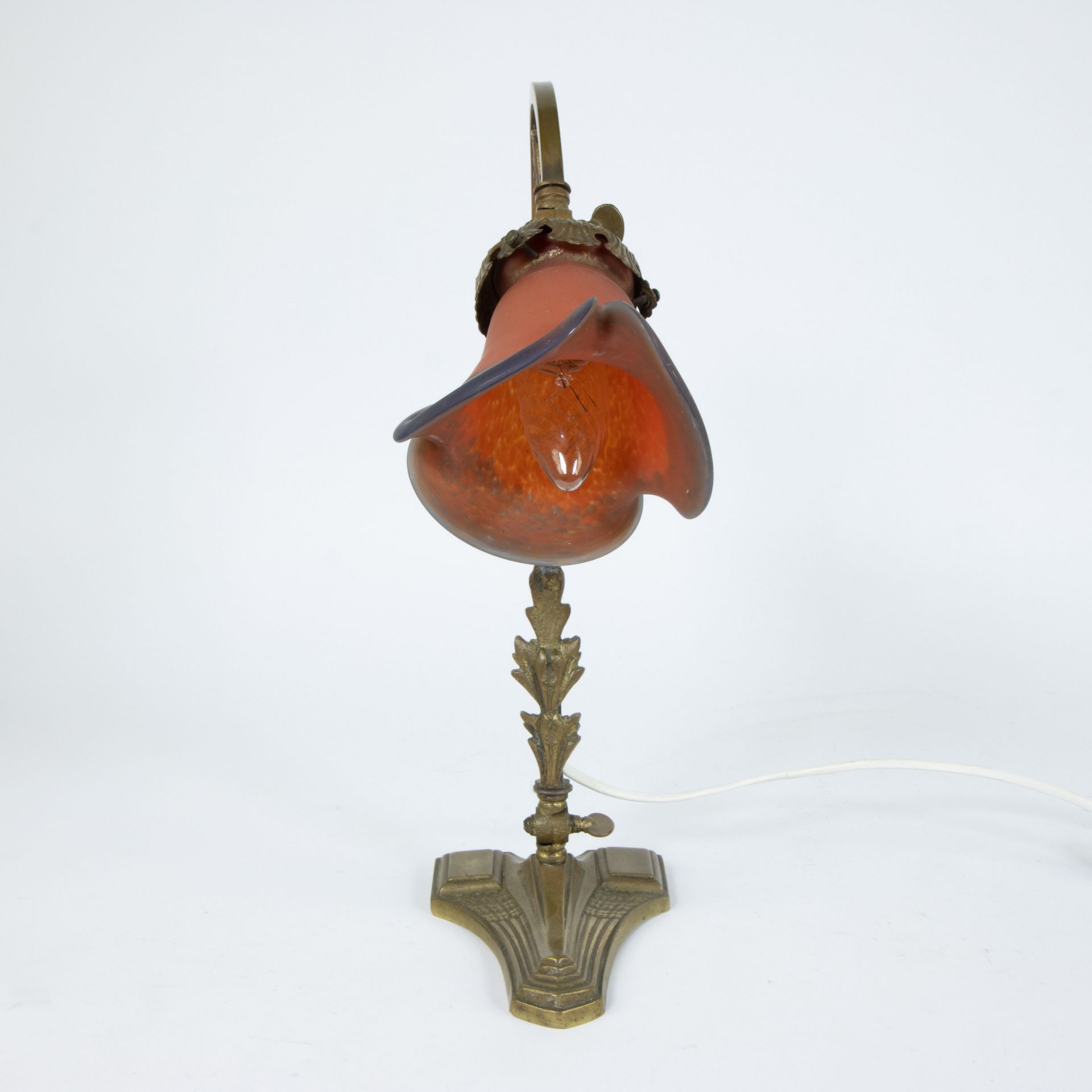 Art Nouveau table lamp with bronze base and shade in glass paste - Image 2 of 4