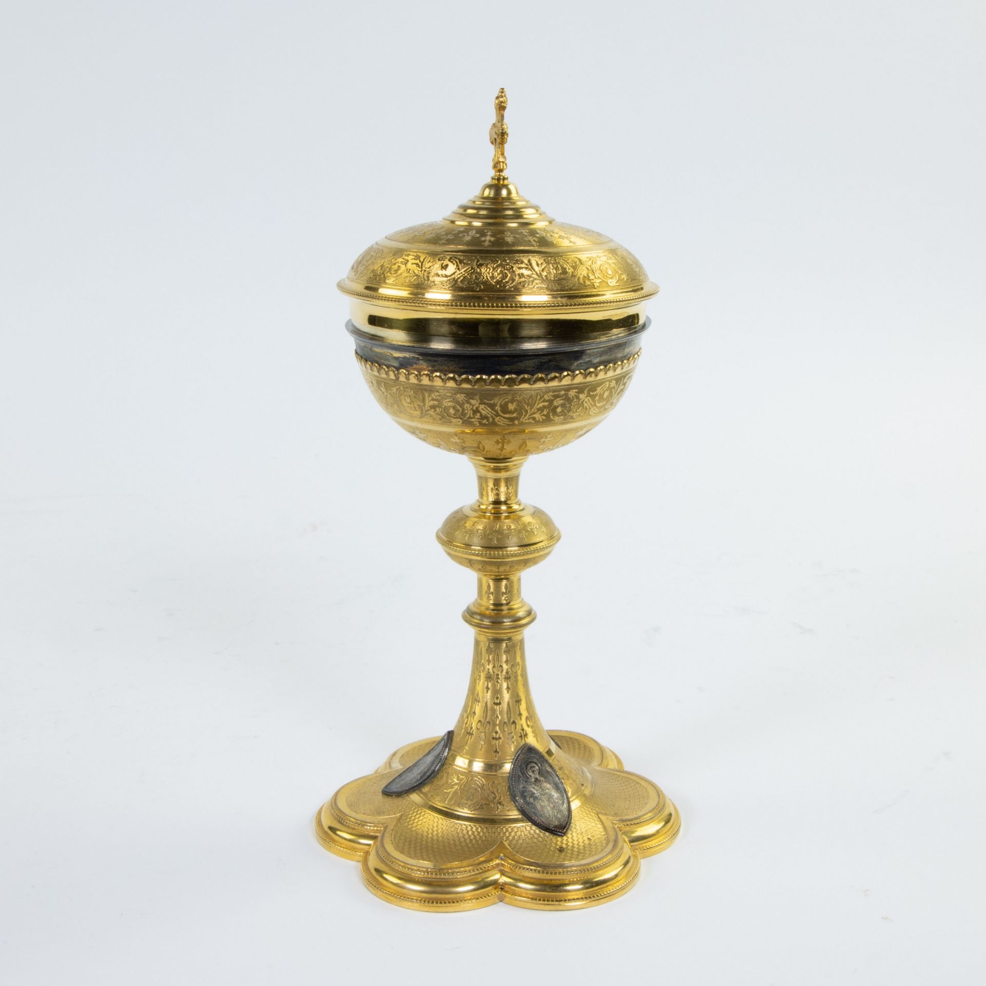 Neo-Gothic finely engraved chalice, base in gilt brass and chalice with vermeille and silver medalli - Image 3 of 12