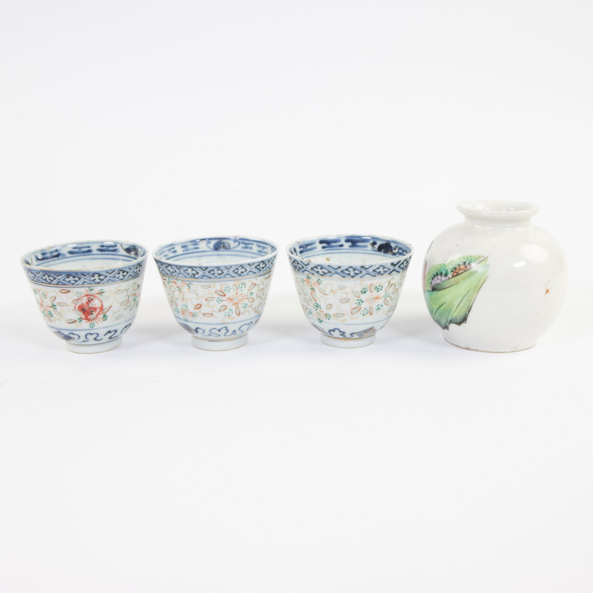 Collection of Chinese porcelain: plates, bowls and vase - Image 7 of 10