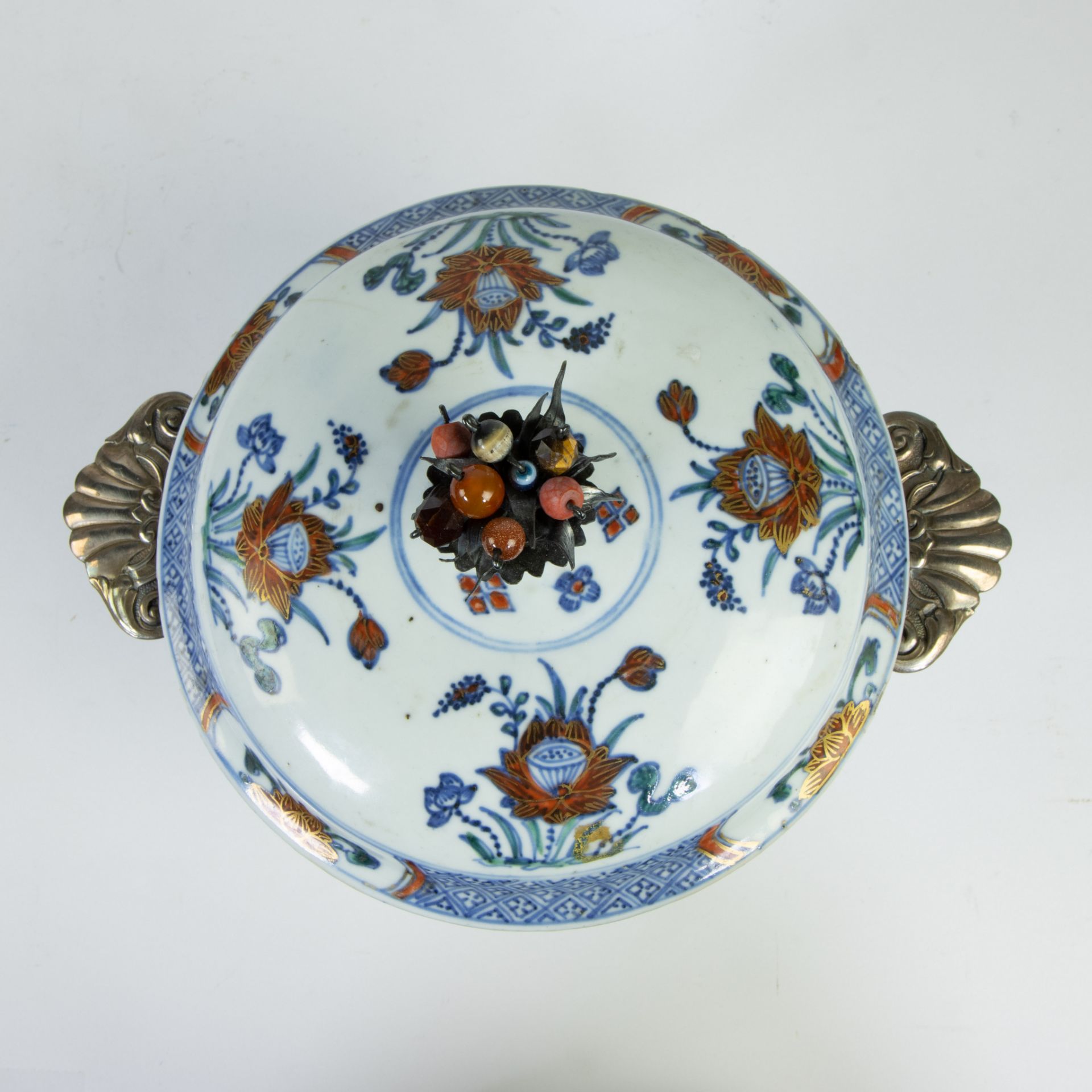 Chinese porcelain lidded pot with silver fittings, Imari, 18th century - Image 5 of 7