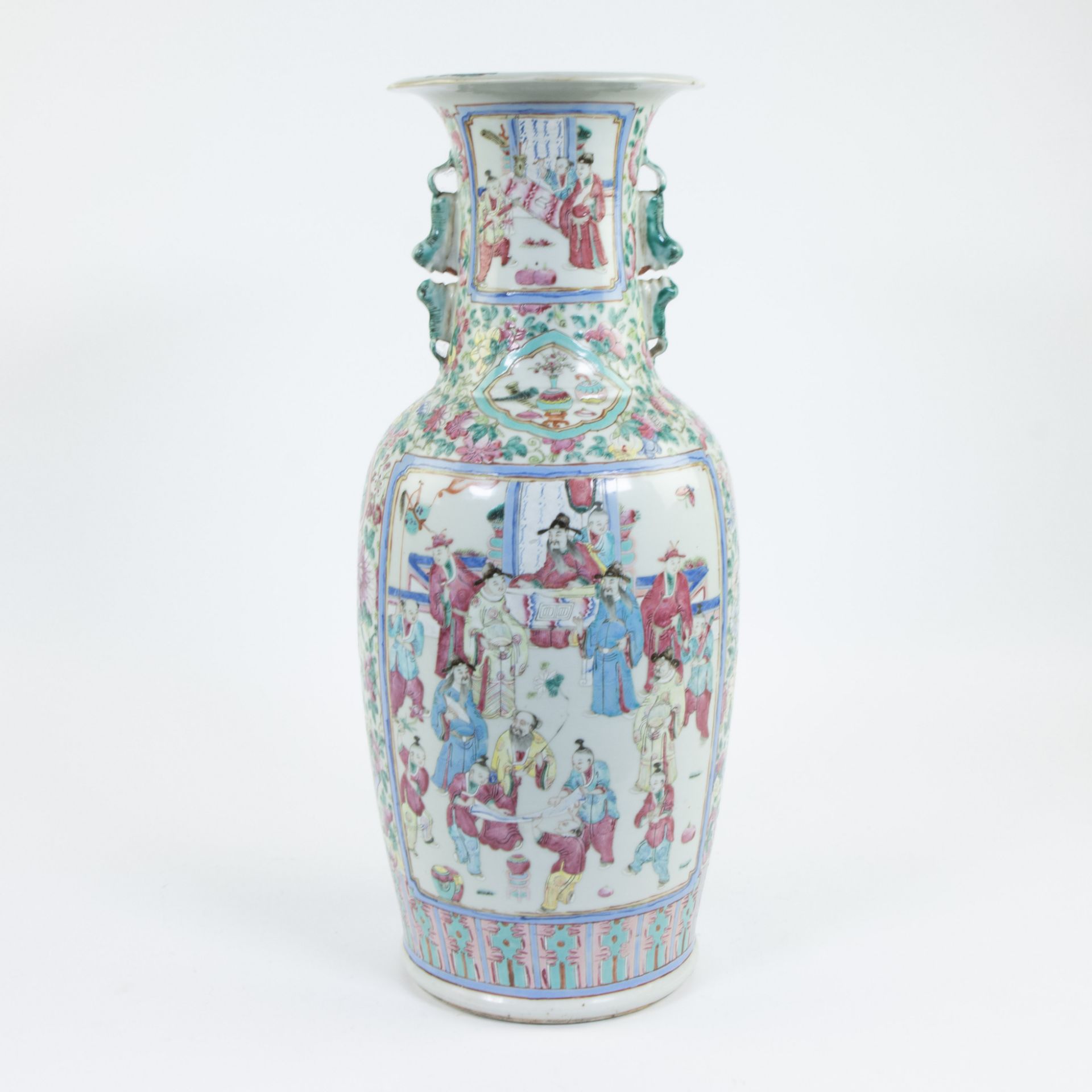 Chinese baluster vase famille rose with decoration of dignitaries, children, flowers and birds, 19th - Bild 3 aus 7