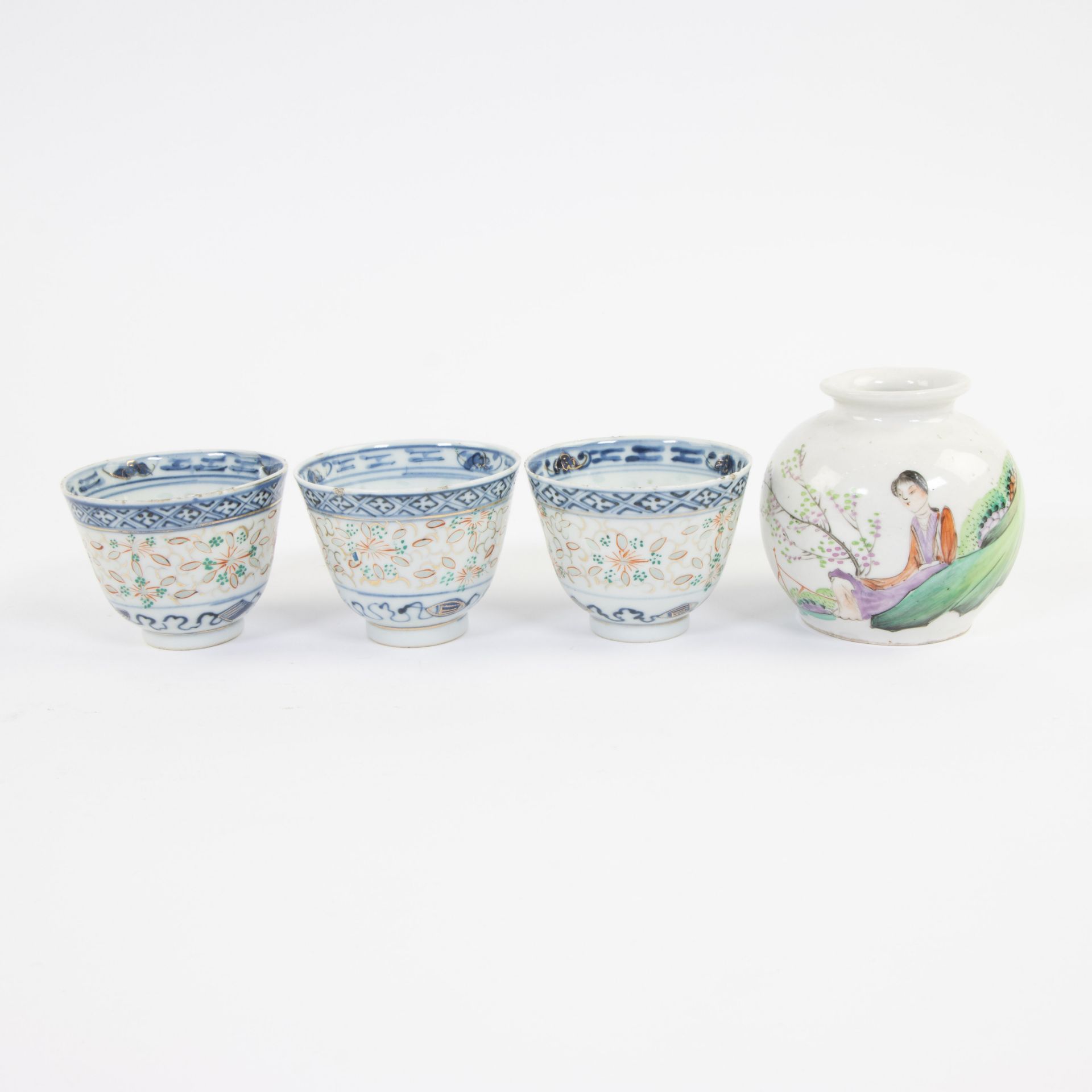 Collection of Chinese porcelain: plates, bowls and vase - Image 6 of 10