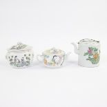 Collection of Chinese porcelain: 2 teapots and lidded bowl