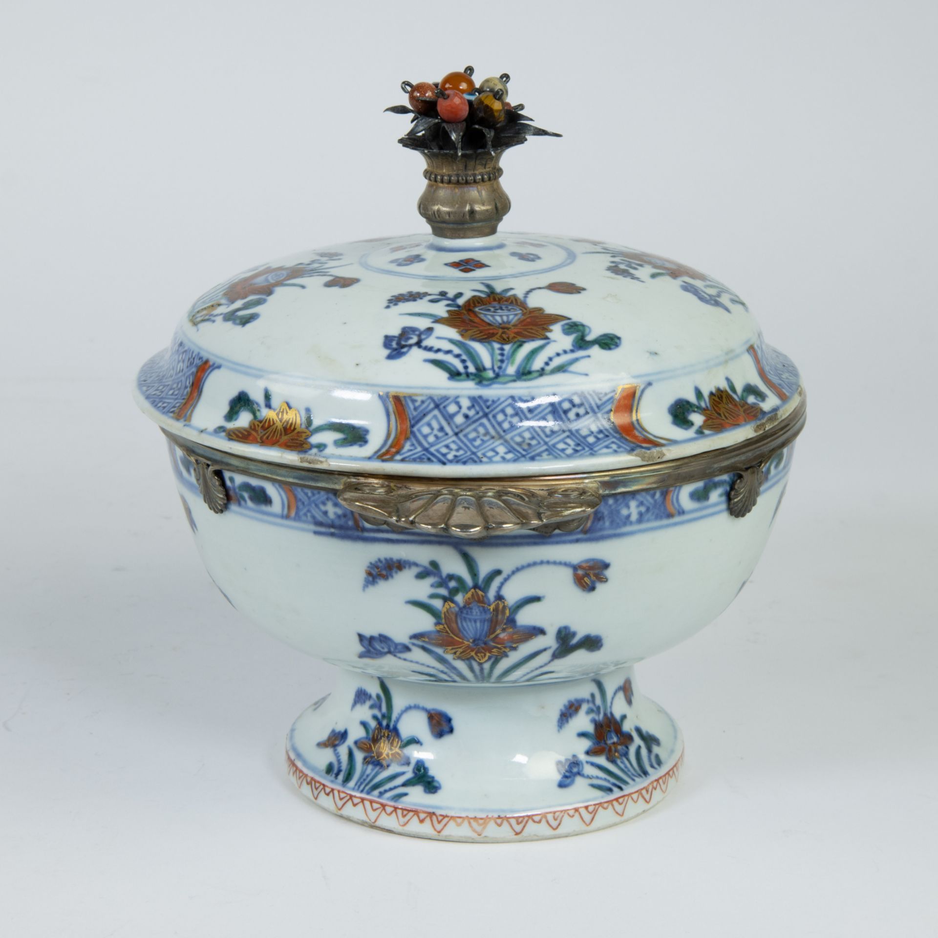 Chinese porcelain lidded pot with silver fittings, Imari, 18th century - Image 4 of 7