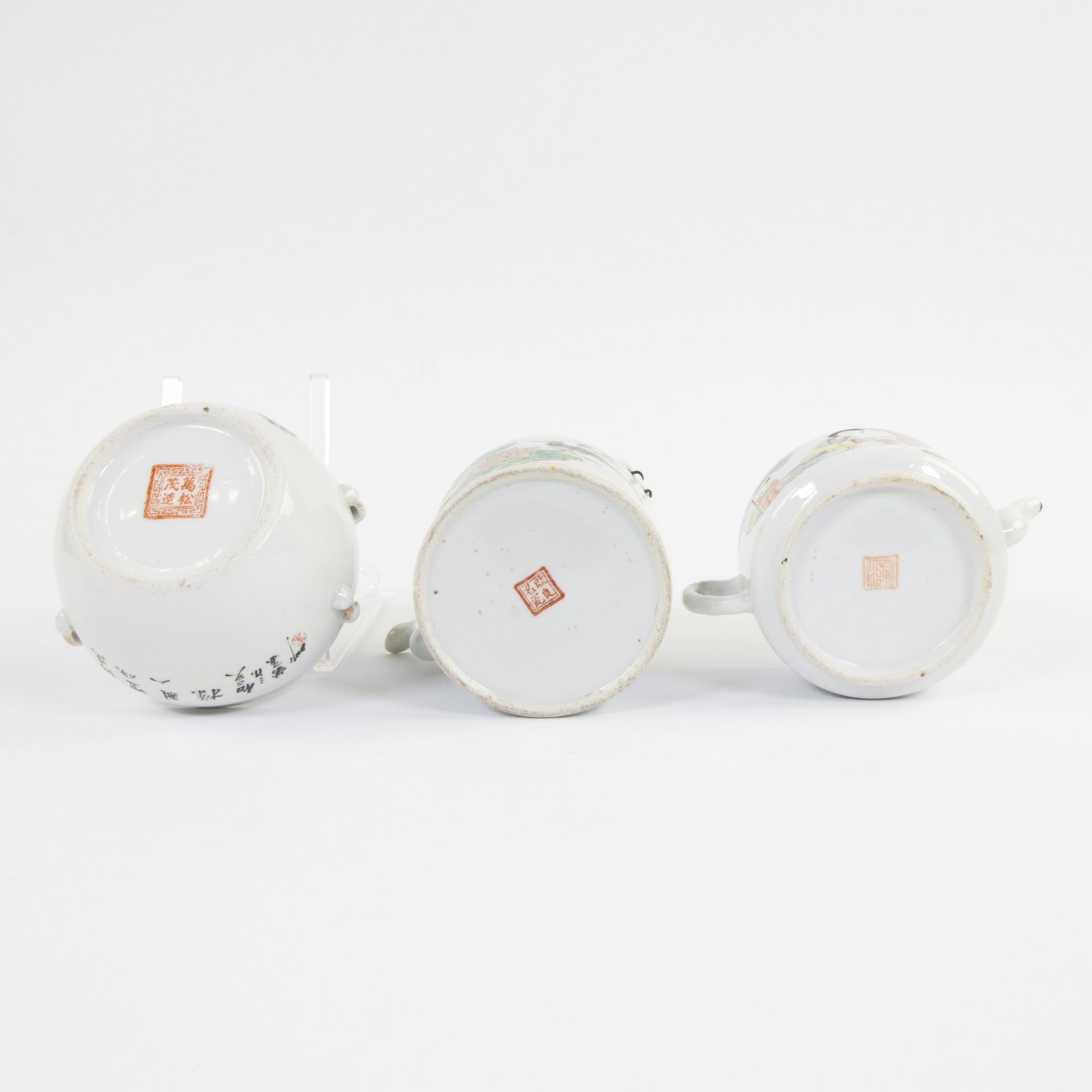 Collection of Chinese porcelain: 2 teapots and lidded bowl - Image 6 of 7