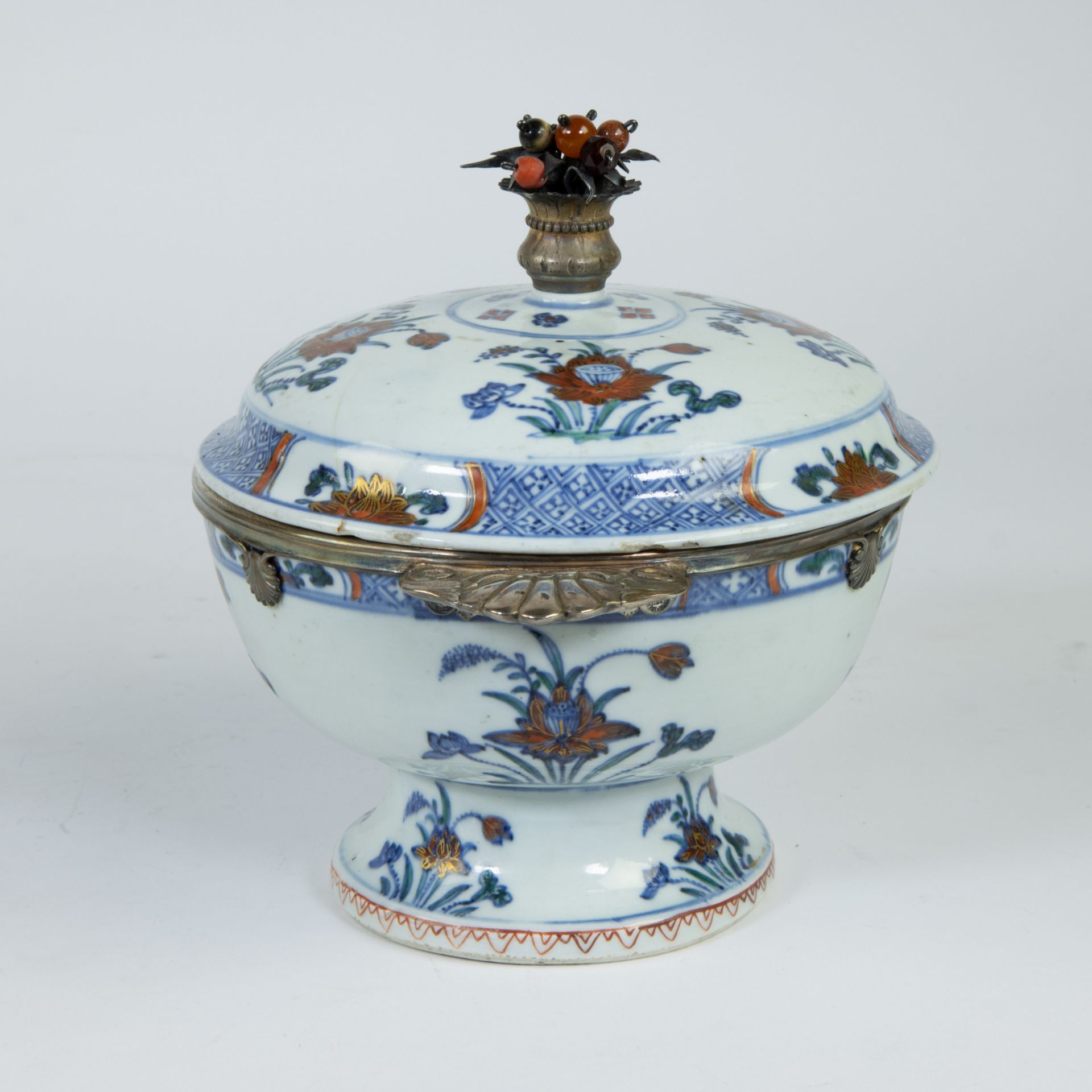 Chinese porcelain lidded pot with silver fittings, Imari, 18th century - Image 2 of 7